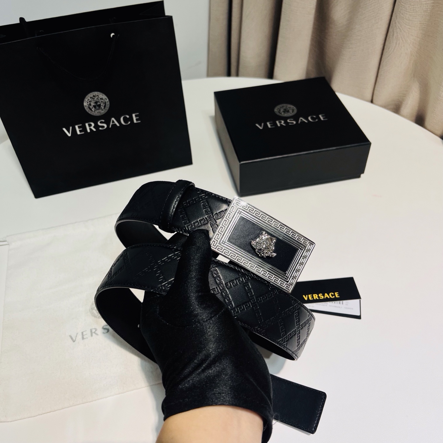 versace范思哲，此款希腊回纹压花腰带配有醒目的美杜莎头像搭扣，可为任何造型增添几分立体雅致效果。4