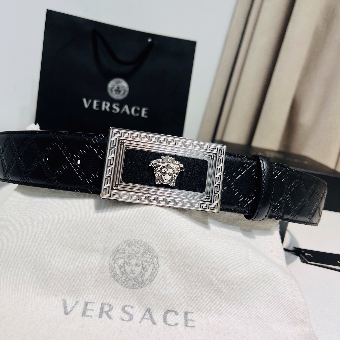versace范思哲，此款希腊回纹压花腰带配有醒目的美杜莎头像搭扣，可为任何造型增添几分立体雅致效果。4