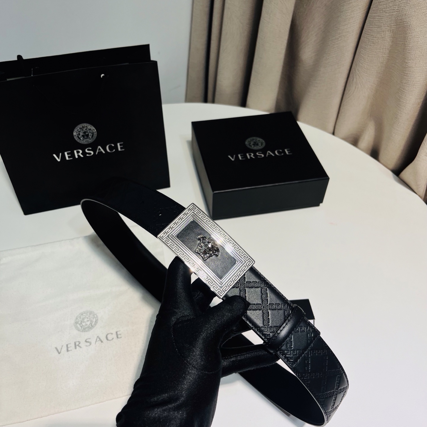 versace范思哲，此款希腊回纹压花腰带配有醒目的美杜莎头像搭扣，可为任何造型增添几分立体雅致效果。4
