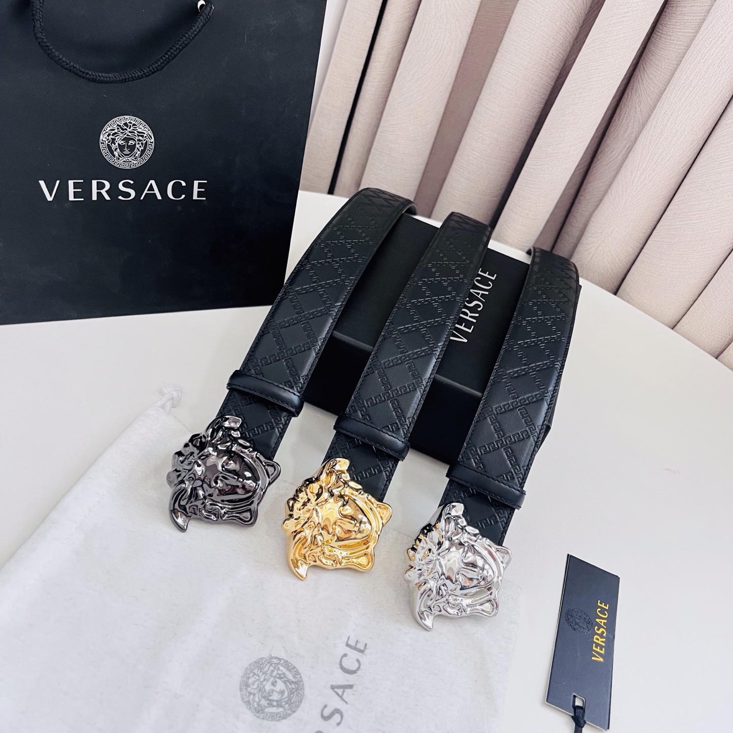 versace范思哲，此款希腊回纹压花腰带配有醒目的美杜莎头像搭扣，可为任何造型增添几分立体雅致效果。4