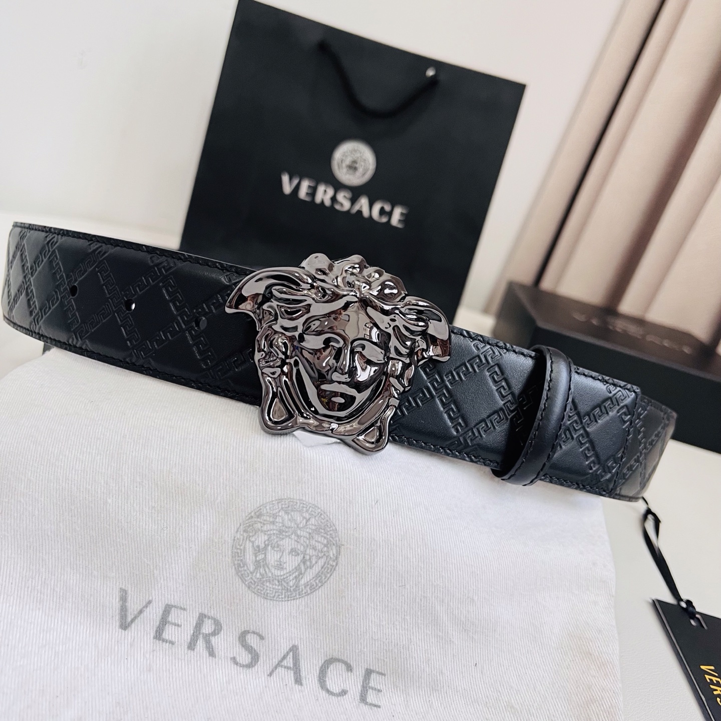 versace范思哲，此款希腊回纹压花腰带配有醒目的美杜莎头像搭扣，可为任何造型增添几分立体雅致效果。4