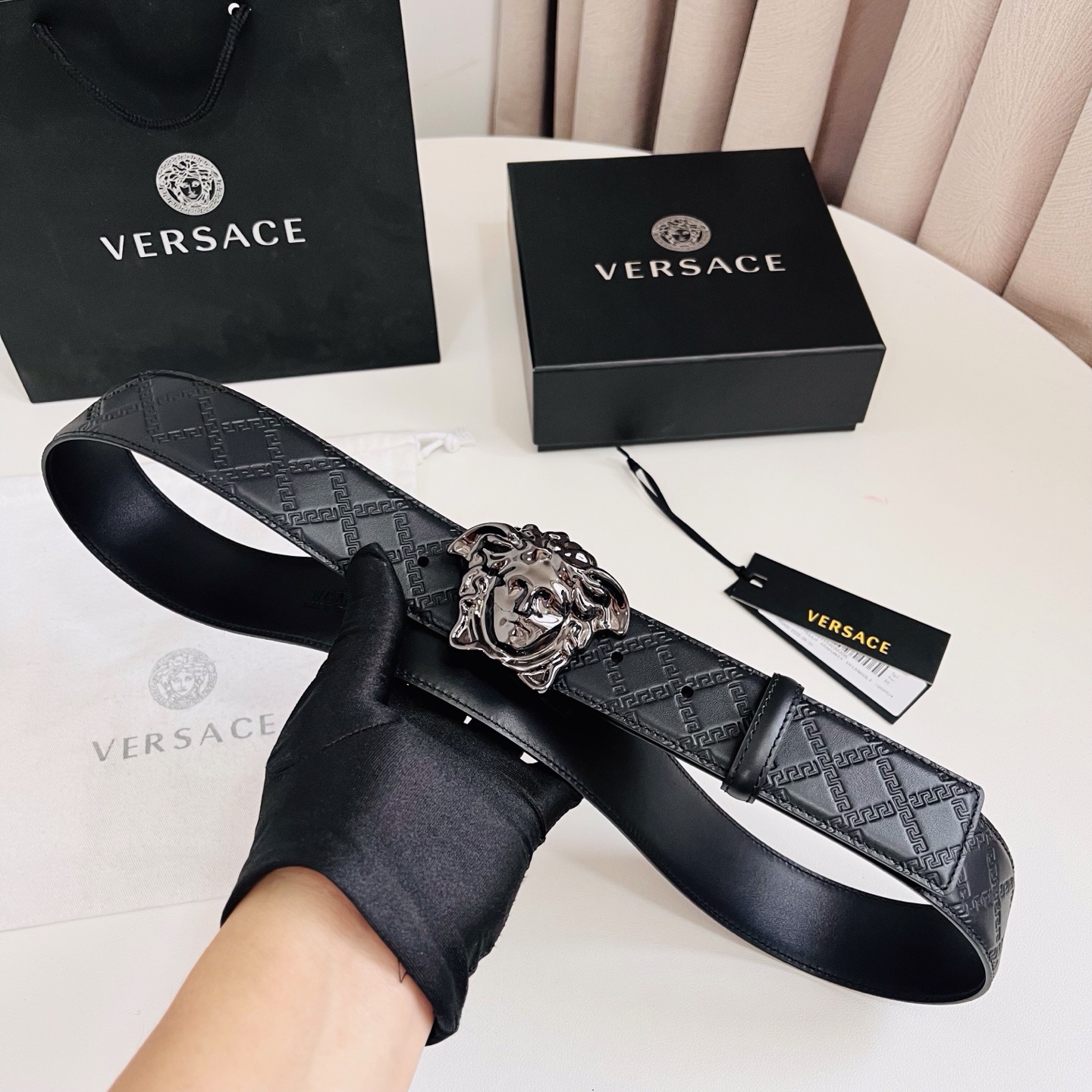 versace范思哲，此款希腊回纹压花腰带配有醒目的美杜莎头像搭扣，可为任何造型增添几分立体雅致效果。4