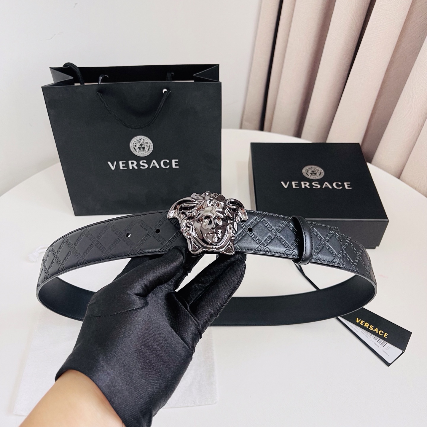 versace范思哲，此款希腊回纹压花腰带配有醒目的美杜莎头像搭扣，可为任何造型增添几分立体雅致效果。4
