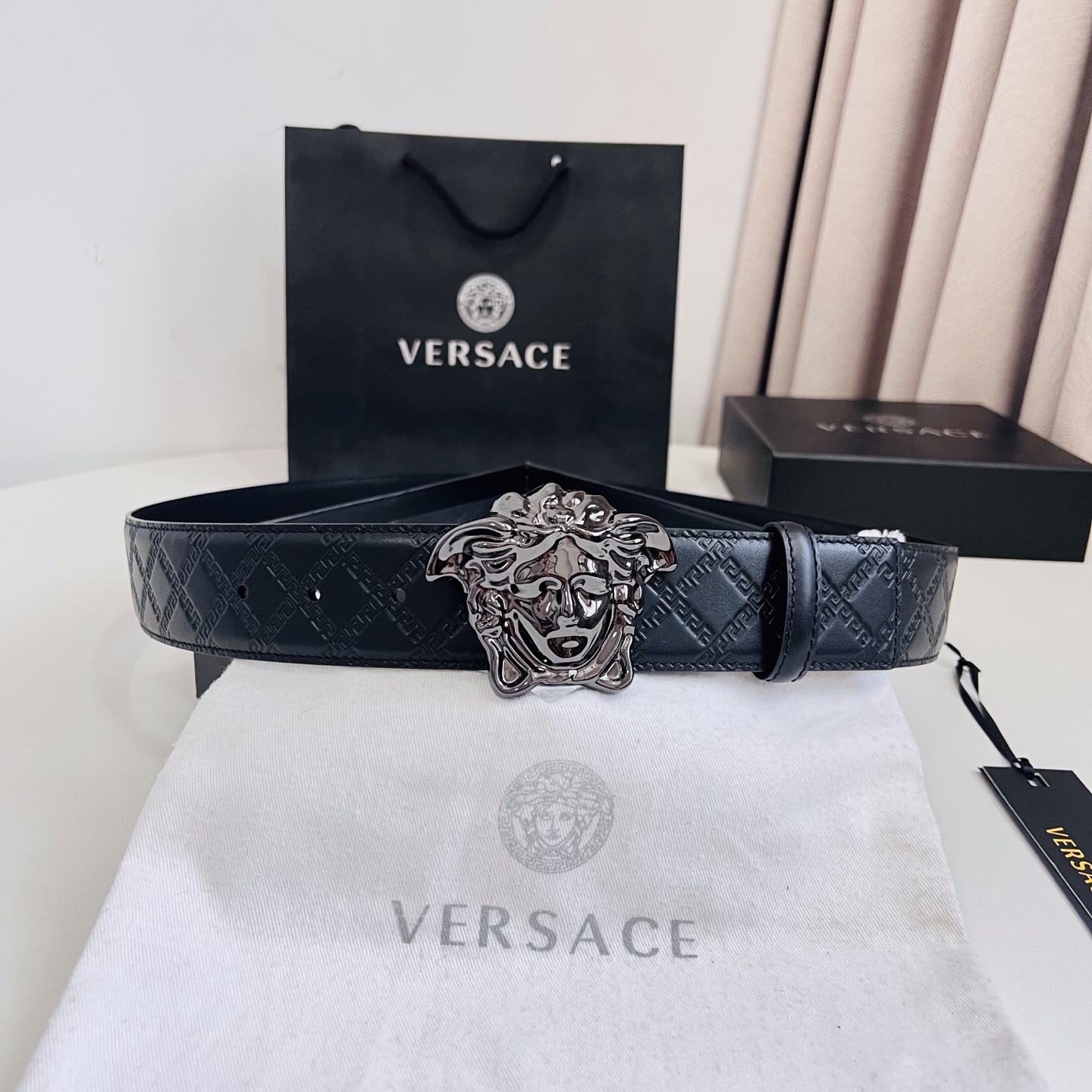 versace范思哲，此款希腊回纹压花腰带配有醒目的美杜莎头像搭扣，可为任何造型增添几分立体雅致效果。4