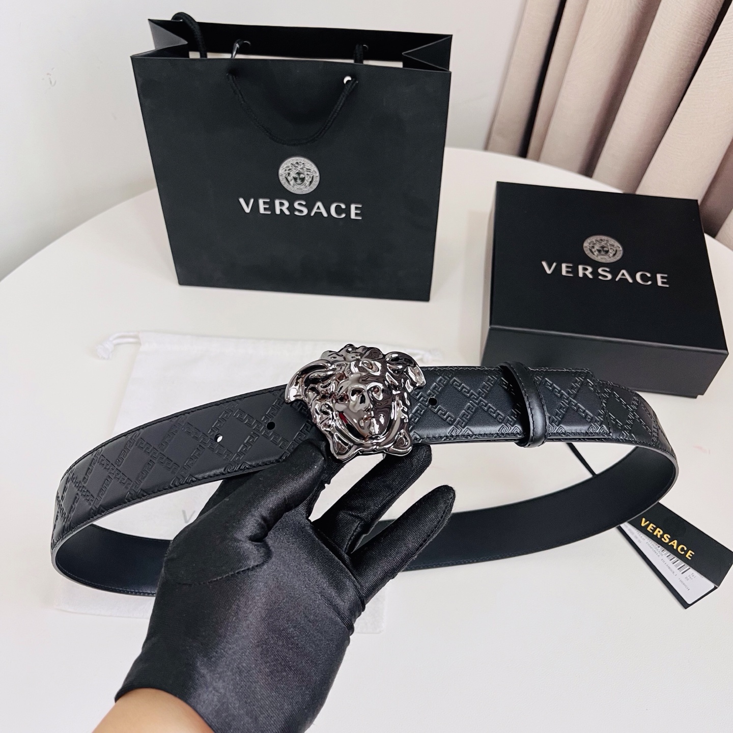 versace范思哲，此款希腊回纹压花腰带配有醒目的美杜莎头像搭扣，可为任何造型增添几分立体雅致效果。4