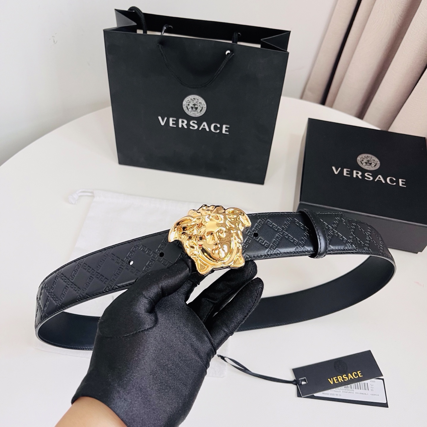 versace范思哲，此款希腊回纹压花腰带配有醒目的美杜莎头像搭扣，可为任何造型增添几分立体雅致效果。4