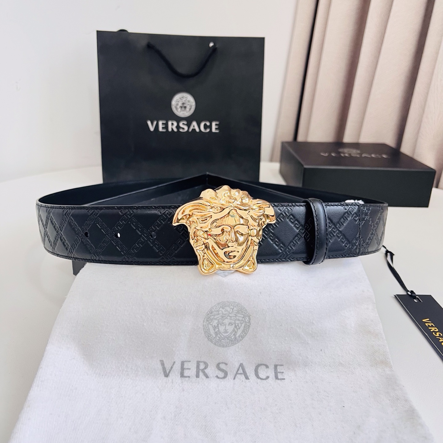 versace范思哲，此款希腊回纹压花腰带配有醒目的美杜莎头像搭扣，可为任何造型增添几分立体雅致效果。4