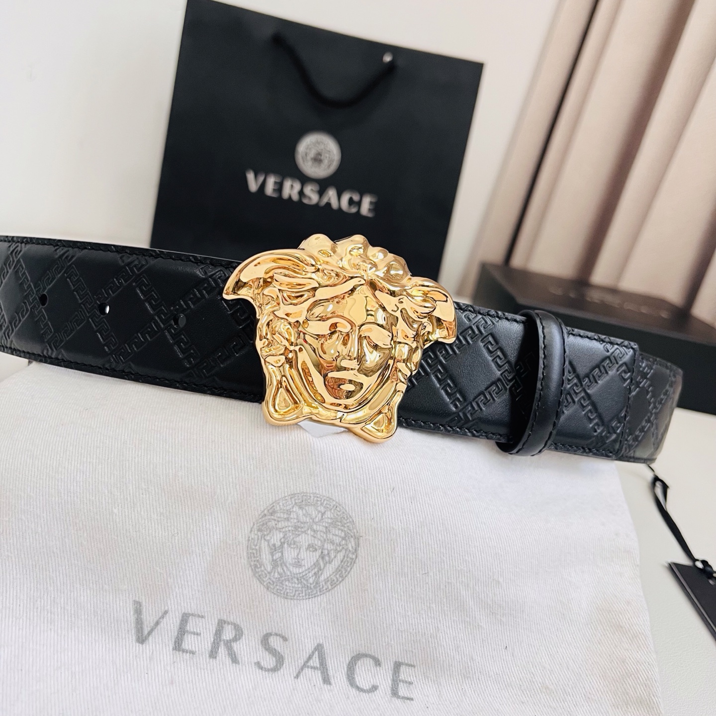 versace范思哲，此款希腊回纹压花腰带配有醒目的美杜莎头像搭扣，可为任何造型增添几分立体雅致效果。4