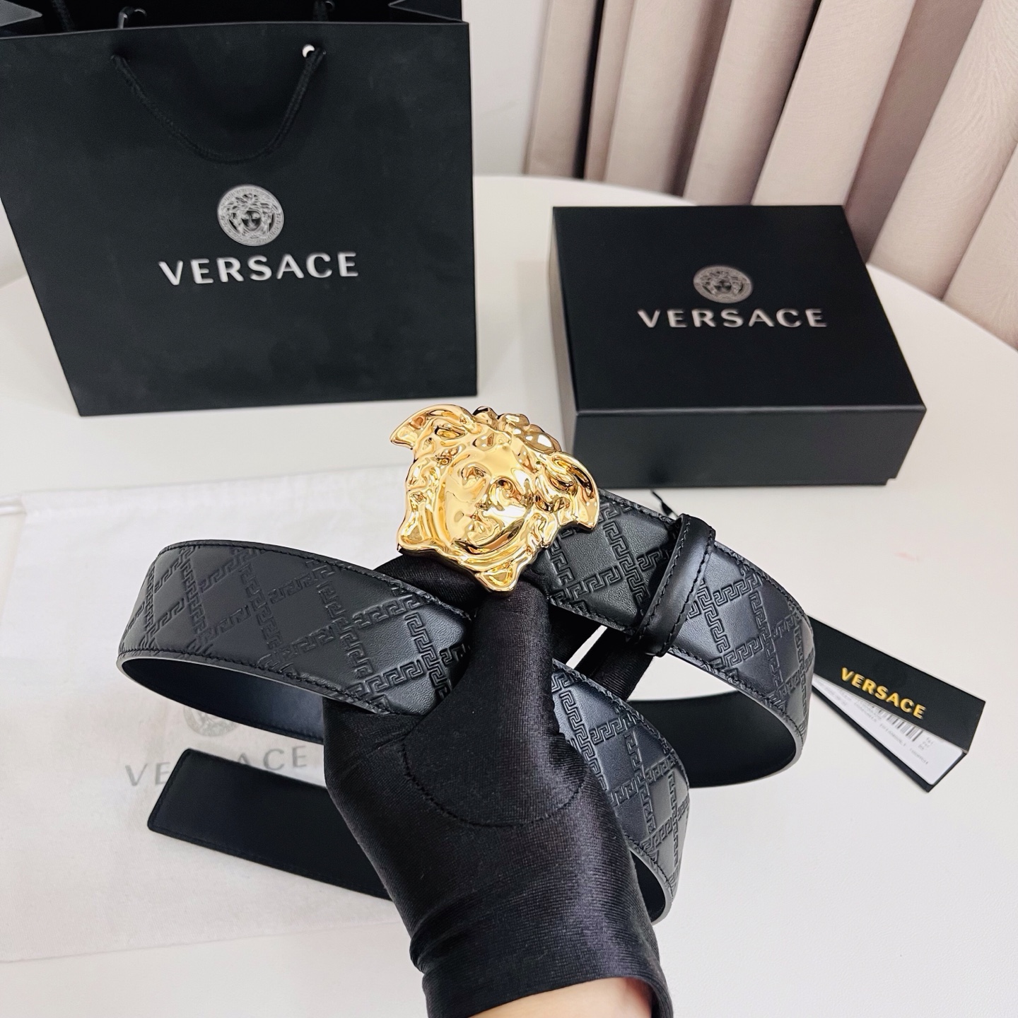 versace范思哲，此款希腊回纹压花腰带配有醒目的美杜莎头像搭扣，可为任何造型增添几分立体雅致效果。4