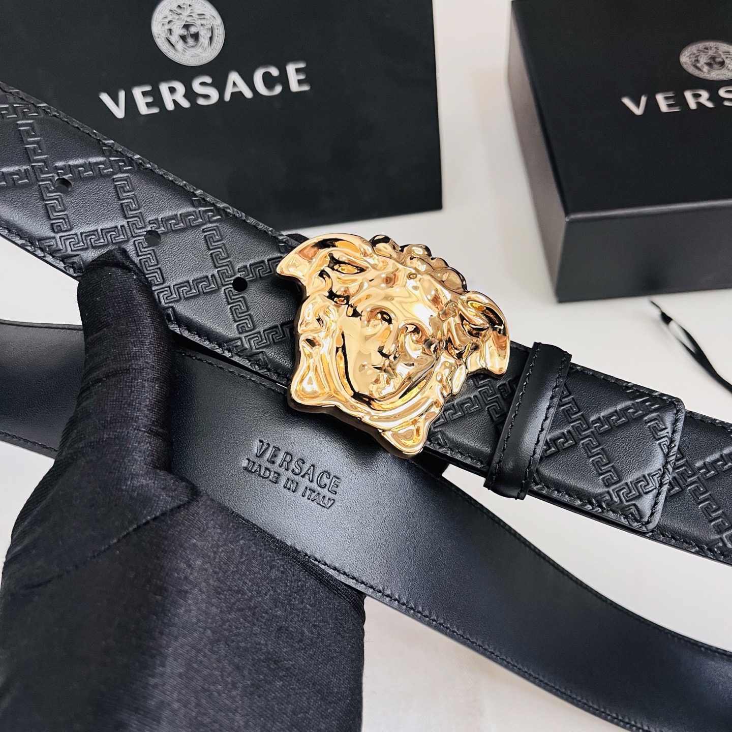versace范思哲，此款希腊回纹压花腰带配有醒目的美杜莎头像搭扣，可为任何造型增添几分立体雅致效果。4