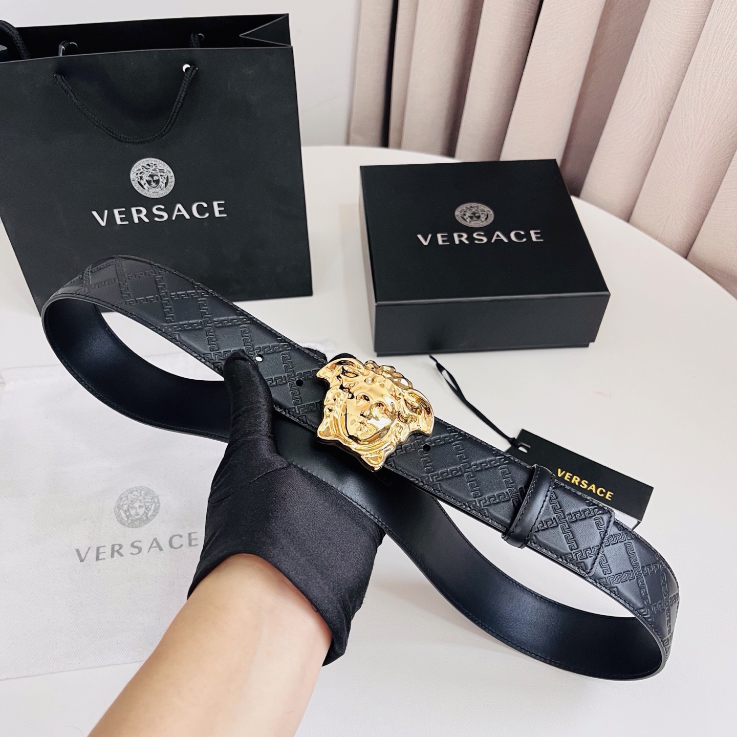 versace范思哲，此款希腊回纹压花腰带配有醒目的美杜莎头像搭扣，可为任何造型增添几分立体雅致效果。4