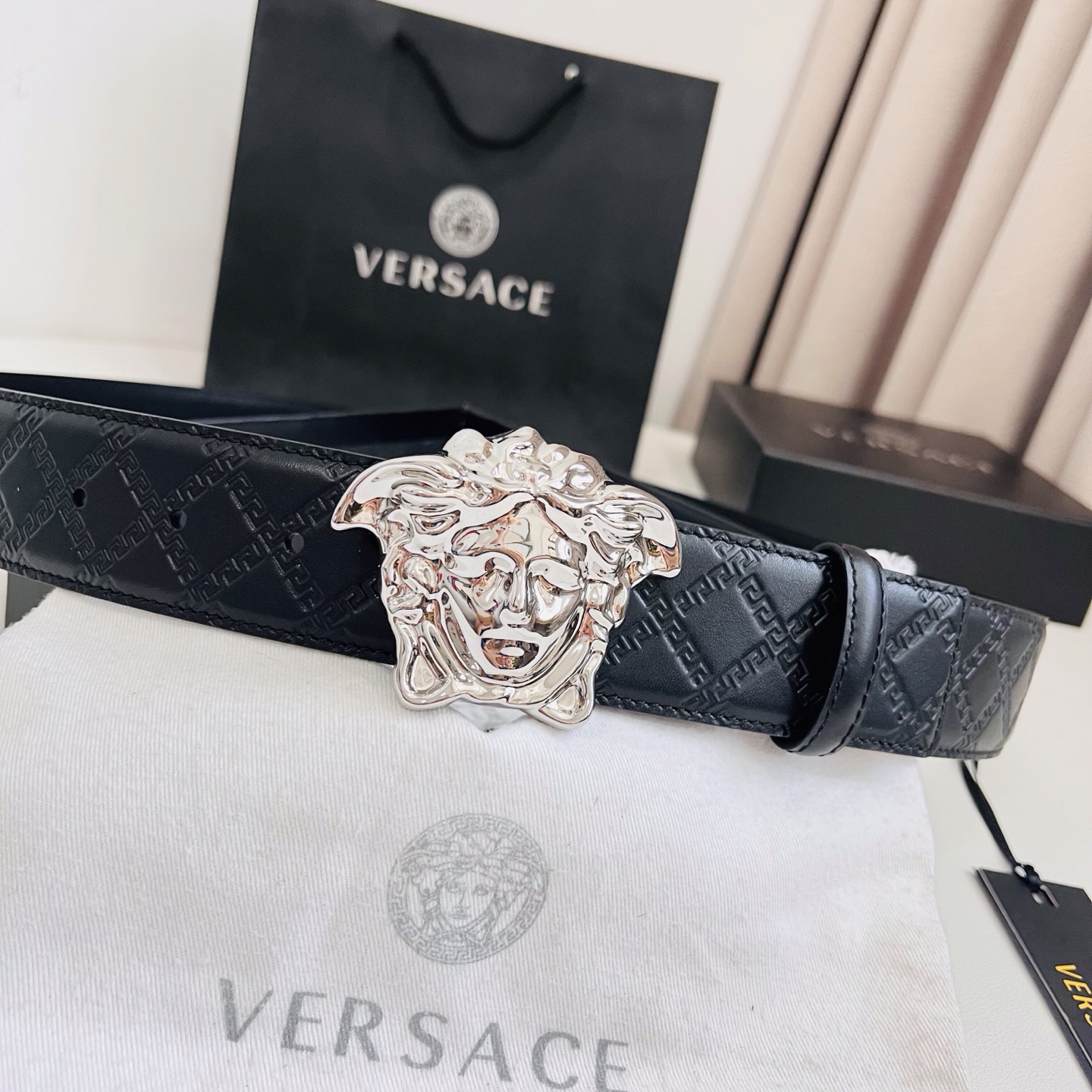 versace范思哲，此款希腊回纹压花腰带配有醒目的美杜莎头像搭扣，可为任何造型增添几分立体雅致效果。4