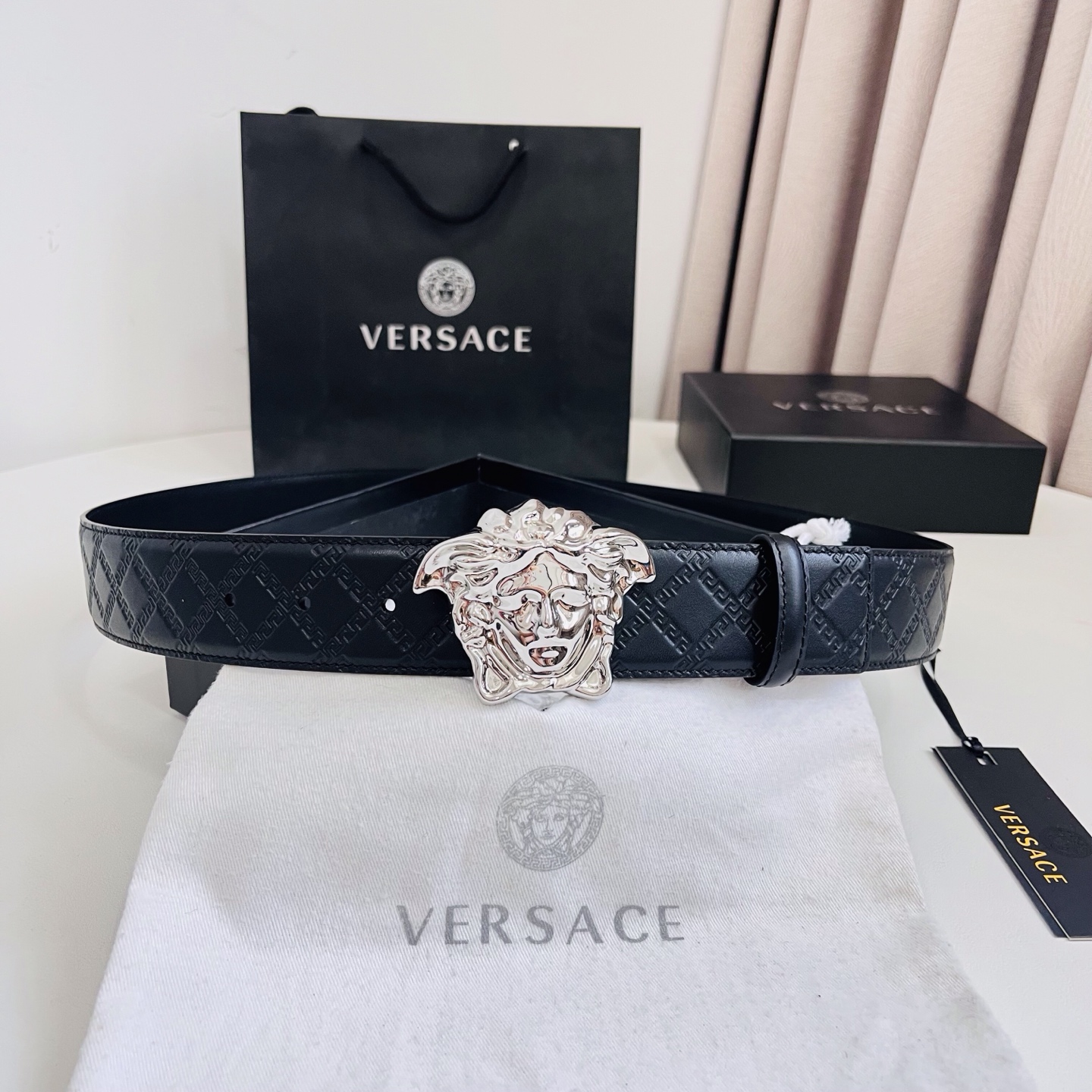 versace范思哲，此款希腊回纹压花腰带配有醒目的美杜莎头像搭扣，可为任何造型增添几分立体雅致效果。4