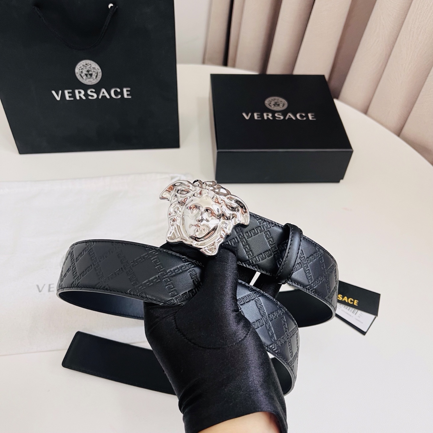 versace范思哲，此款希腊回纹压花腰带配有醒目的美杜莎头像搭扣，可为任何造型增添几分立体雅致效果。4