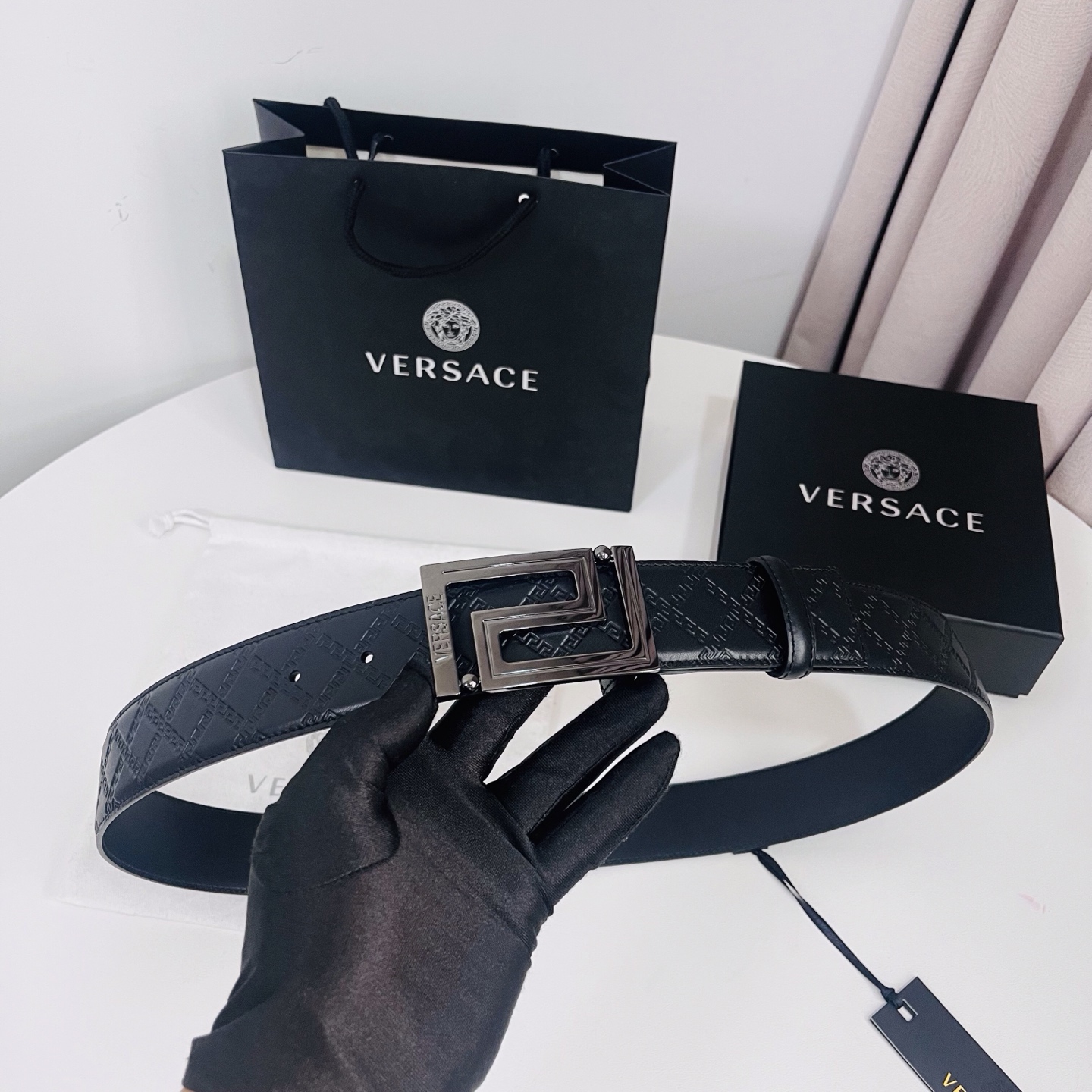 versace范思哲，此款希腊回纹压花腰带配有醒目的美杜莎头像搭扣，可为任何造型增添几分立体雅致效果。4