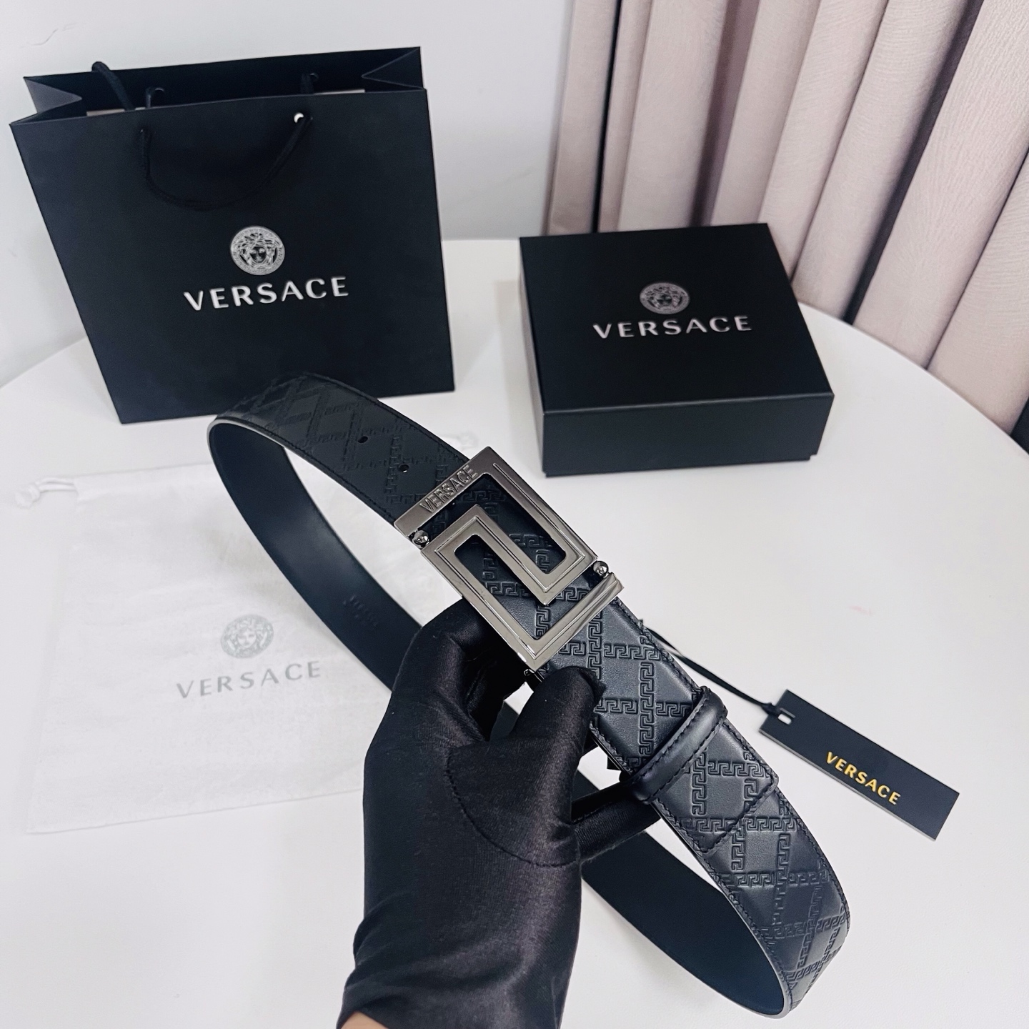 versace范思哲，此款希腊回纹压花腰带配有醒目的美杜莎头像搭扣，可为任何造型增添几分立体雅致效果。4