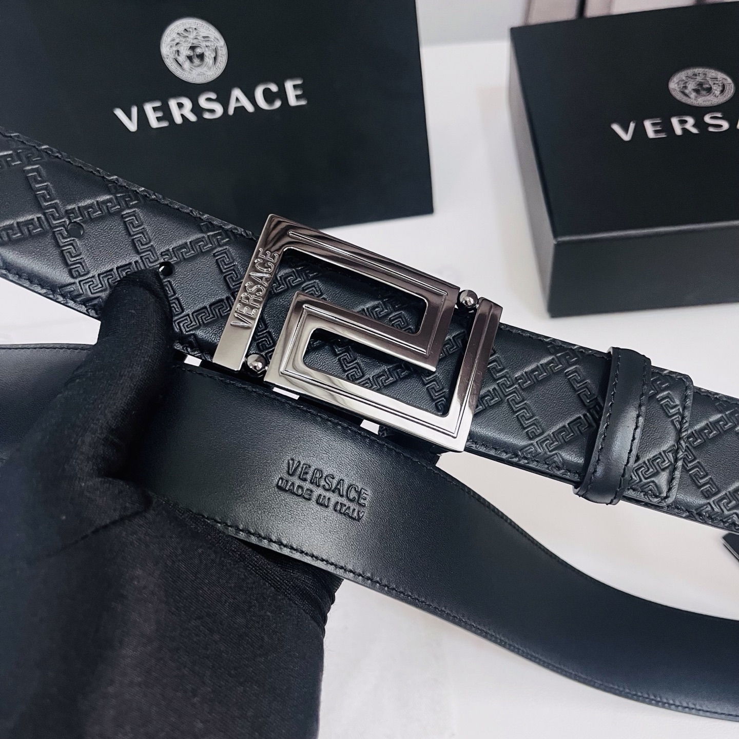 versace范思哲，此款希腊回纹压花腰带配有醒目的美杜莎头像搭扣，可为任何造型增添几分立体雅致效果。4