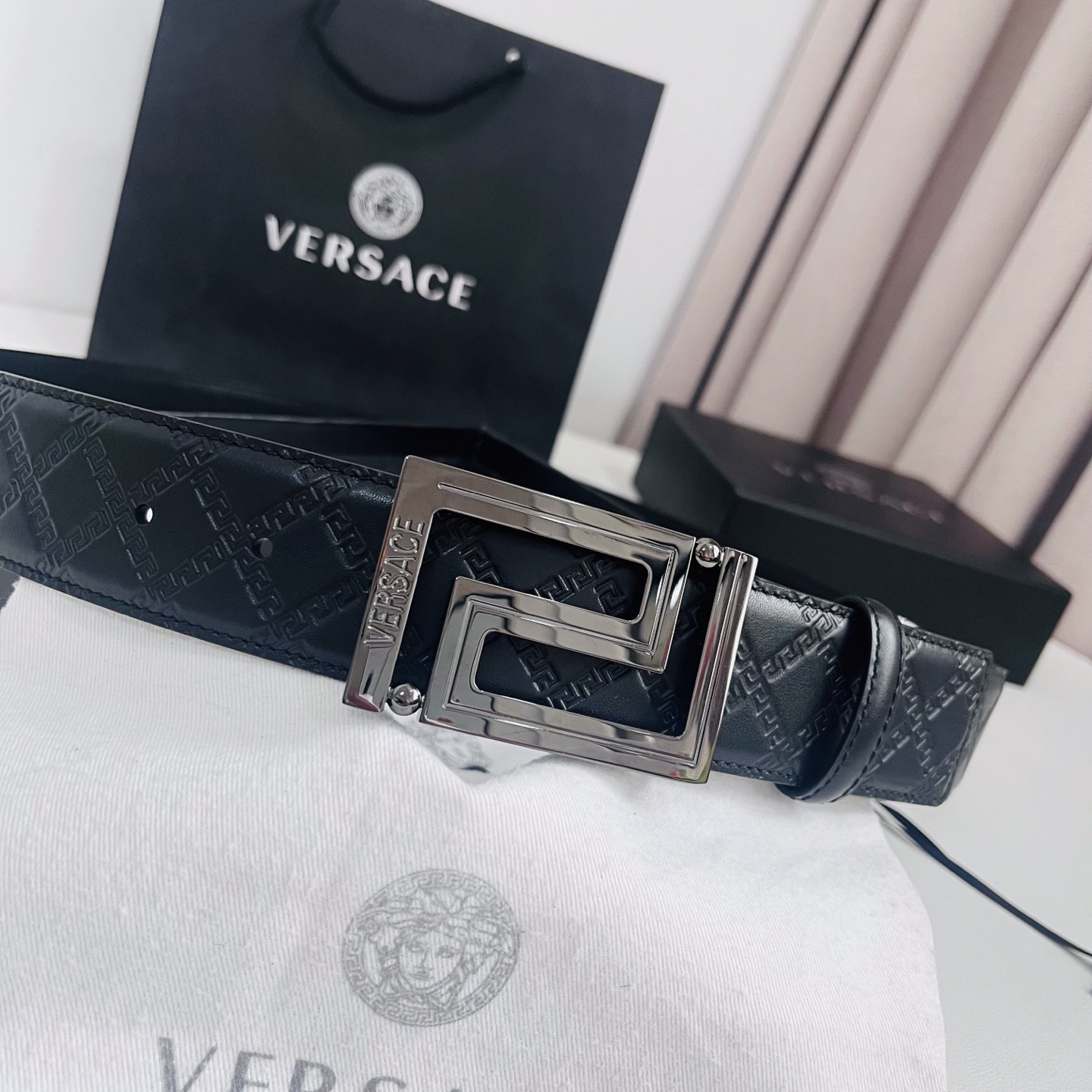 versace范思哲，此款希腊回纹压花腰带配有醒目的美杜莎头像搭扣，可为任何造型增添几分立体雅致效果。4
