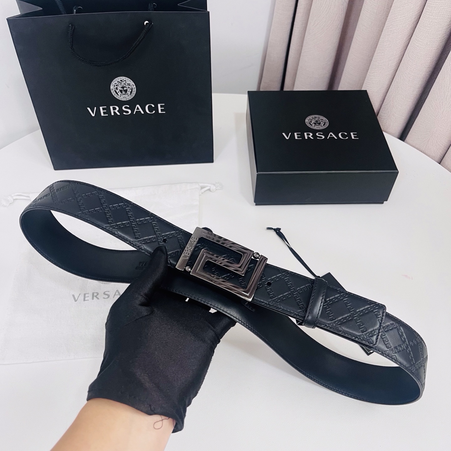 versace范思哲，此款希腊回纹压花腰带配有醒目的美杜莎头像搭扣，可为任何造型增添几分立体雅致效果。4