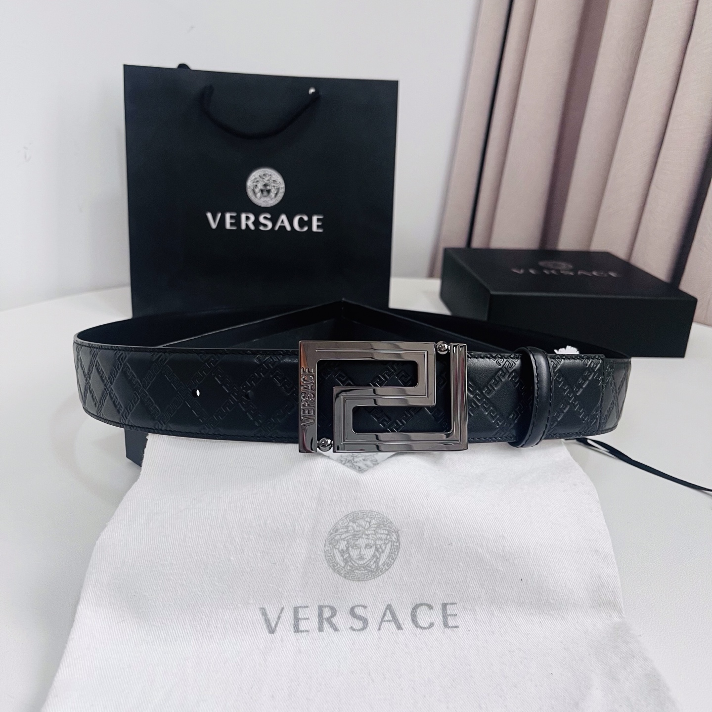 versace范思哲，此款希腊回纹压花腰带配有醒目的美杜莎头像搭扣，可为任何造型增添几分立体雅致效果。4