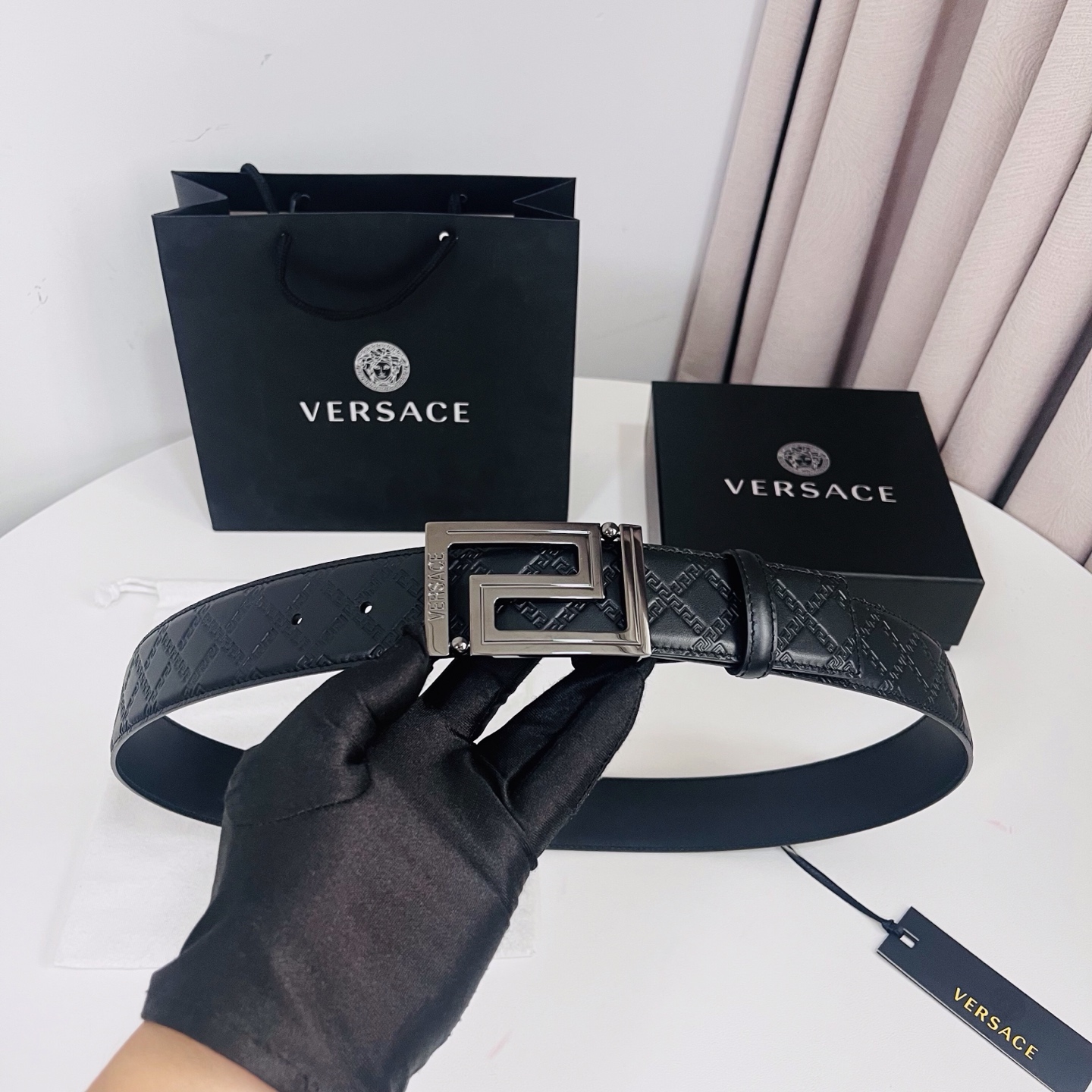 versace范思哲，此款希腊回纹压花腰带配有醒目的美杜莎头像搭扣，可为任何造型增添几分立体雅致效果。4