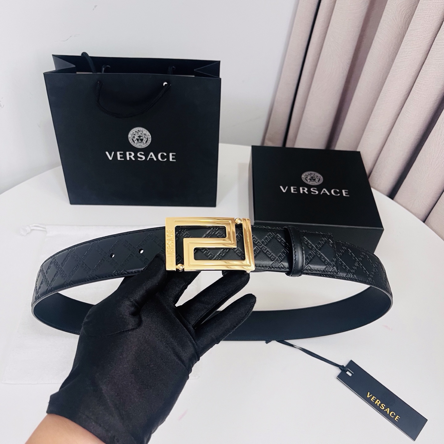 versace范思哲，此款希腊回纹压花腰带配有醒目的美杜莎头像搭扣，可为任何造型增添几分立体雅致效果。4