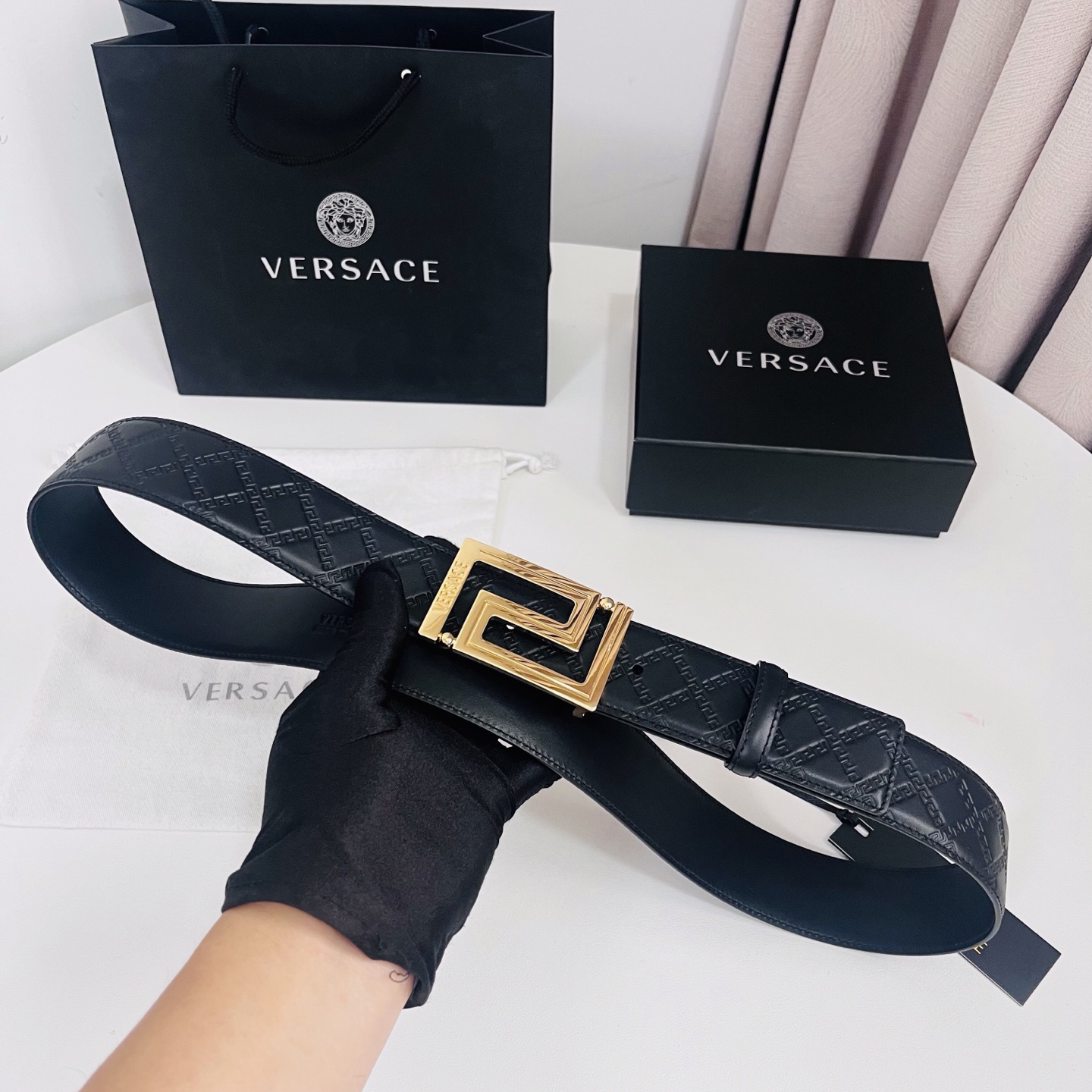 versace范思哲，此款希腊回纹压花腰带配有醒目的美杜莎头像搭扣，可为任何造型增添几分立体雅致效果。4