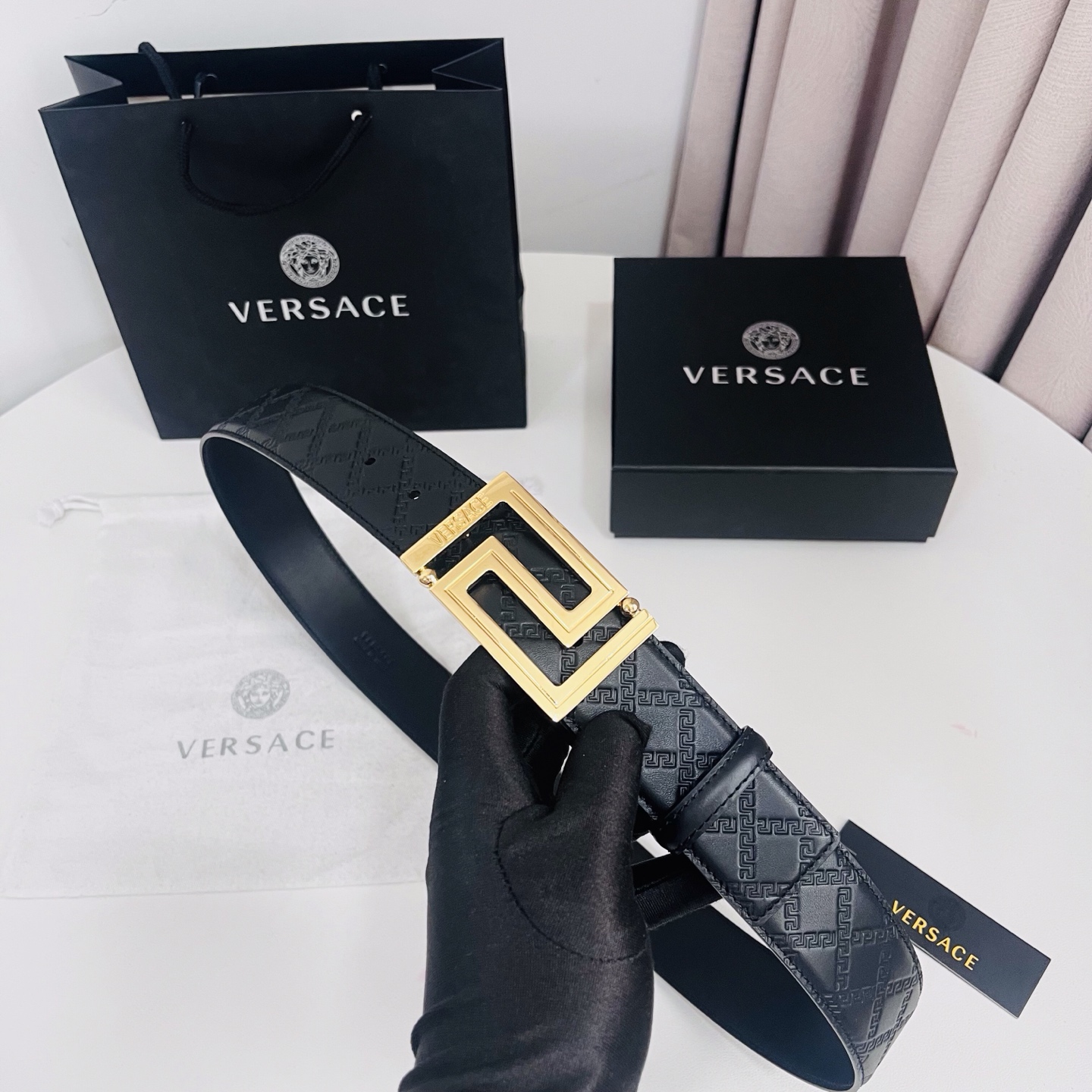versace范思哲，此款希腊回纹压花腰带配有醒目的美杜莎头像搭扣，可为任何造型增添几分立体雅致效果。4