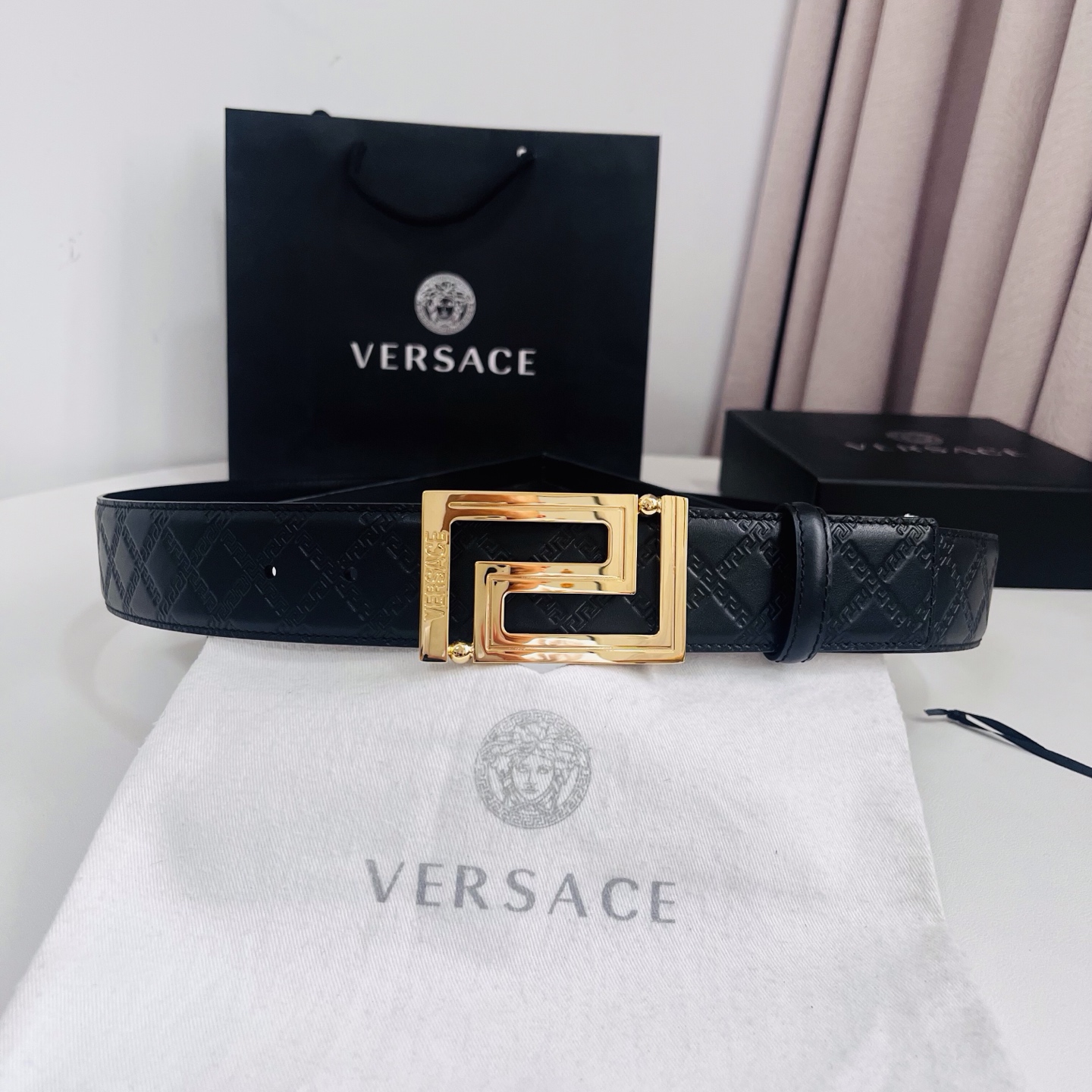versace范思哲，此款希腊回纹压花腰带配有醒目的美杜莎头像搭扣，可为任何造型增添几分立体雅致效果。4