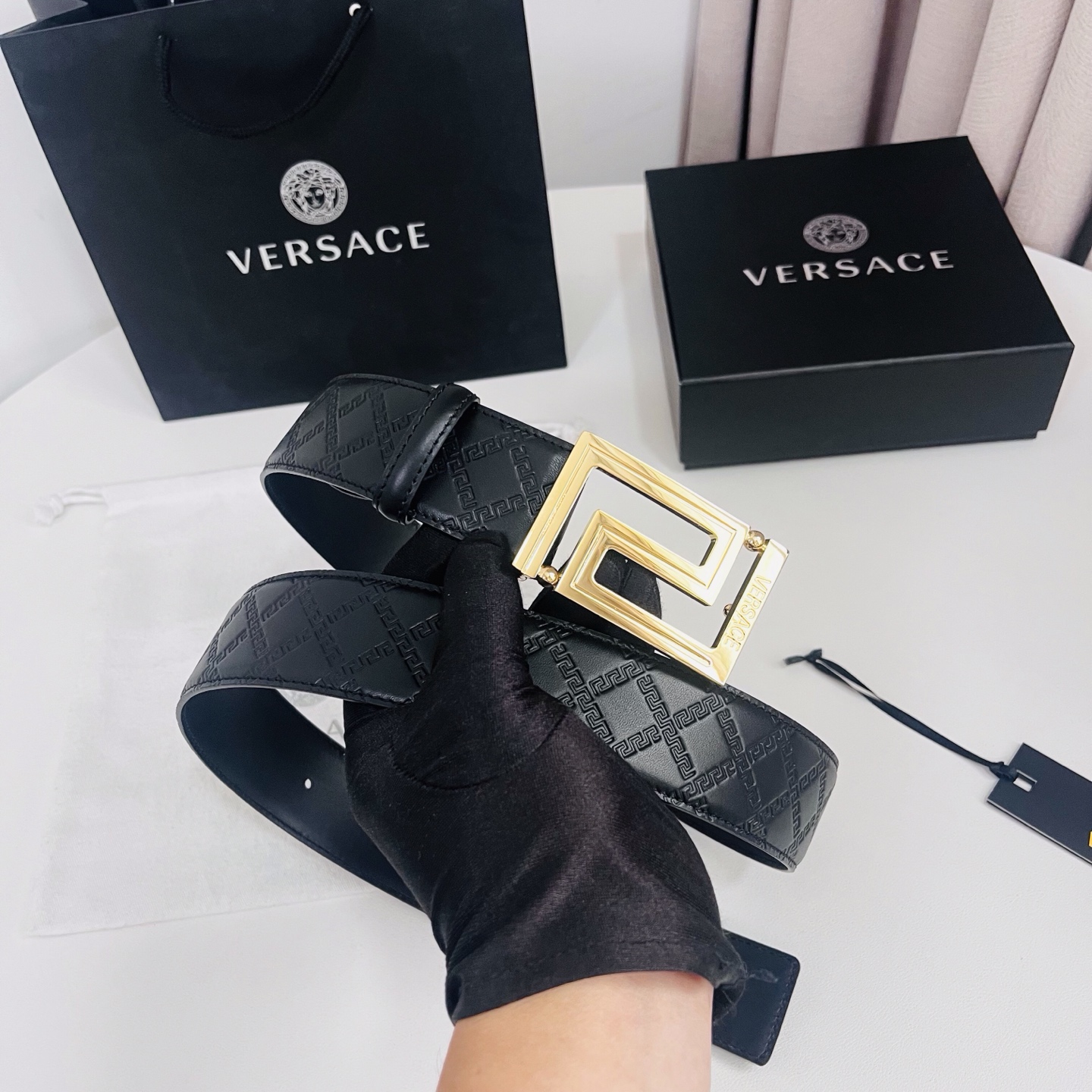 versace范思哲，此款希腊回纹压花腰带配有醒目的美杜莎头像搭扣，可为任何造型增添几分立体雅致效果。4