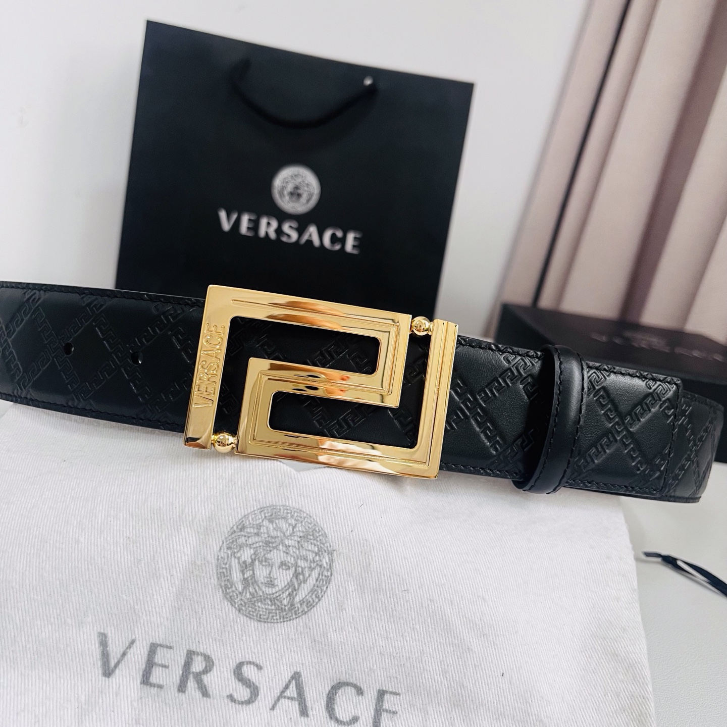 versace范思哲，此款希腊回纹压花腰带配有醒目的美杜莎头像搭扣，可为任何造型增添几分立体雅致效果。4