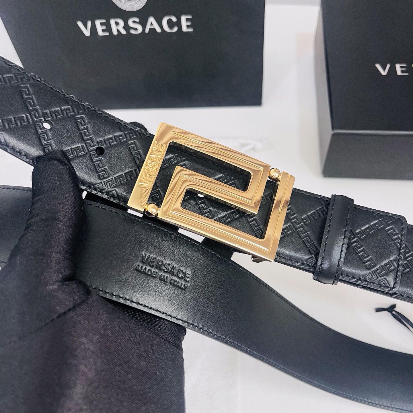 versace范思哲，此款希腊回纹压花腰带配有醒目的美杜莎头像搭扣，可为任何造型增添几分立体雅致效果。4