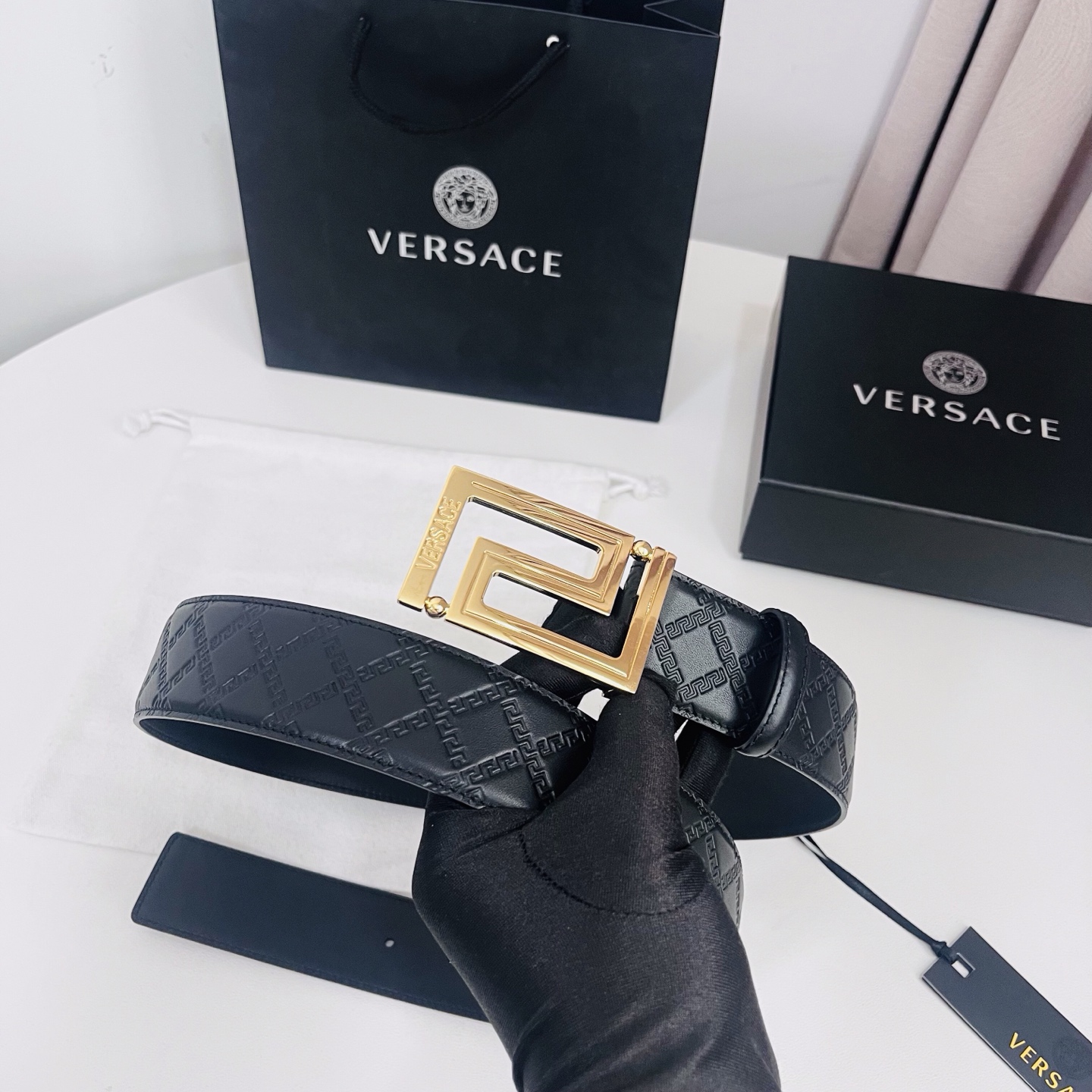 versace范思哲，此款希腊回纹压花腰带配有醒目的美杜莎头像搭扣，可为任何造型增添几分立体雅致效果。4