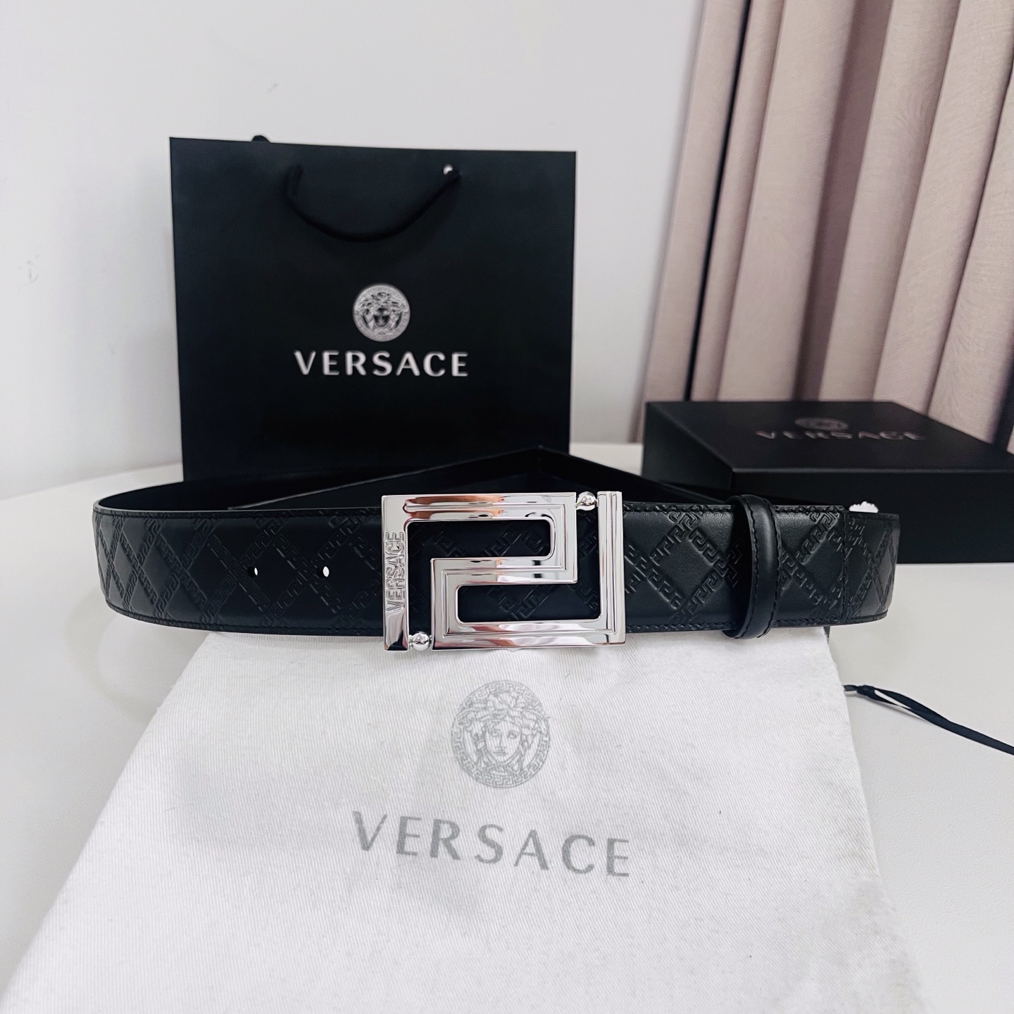 versace范思哲，此款希腊回纹压花腰带配有醒目的美杜莎头像搭扣，可为任何造型增添几分立体雅致效果。4