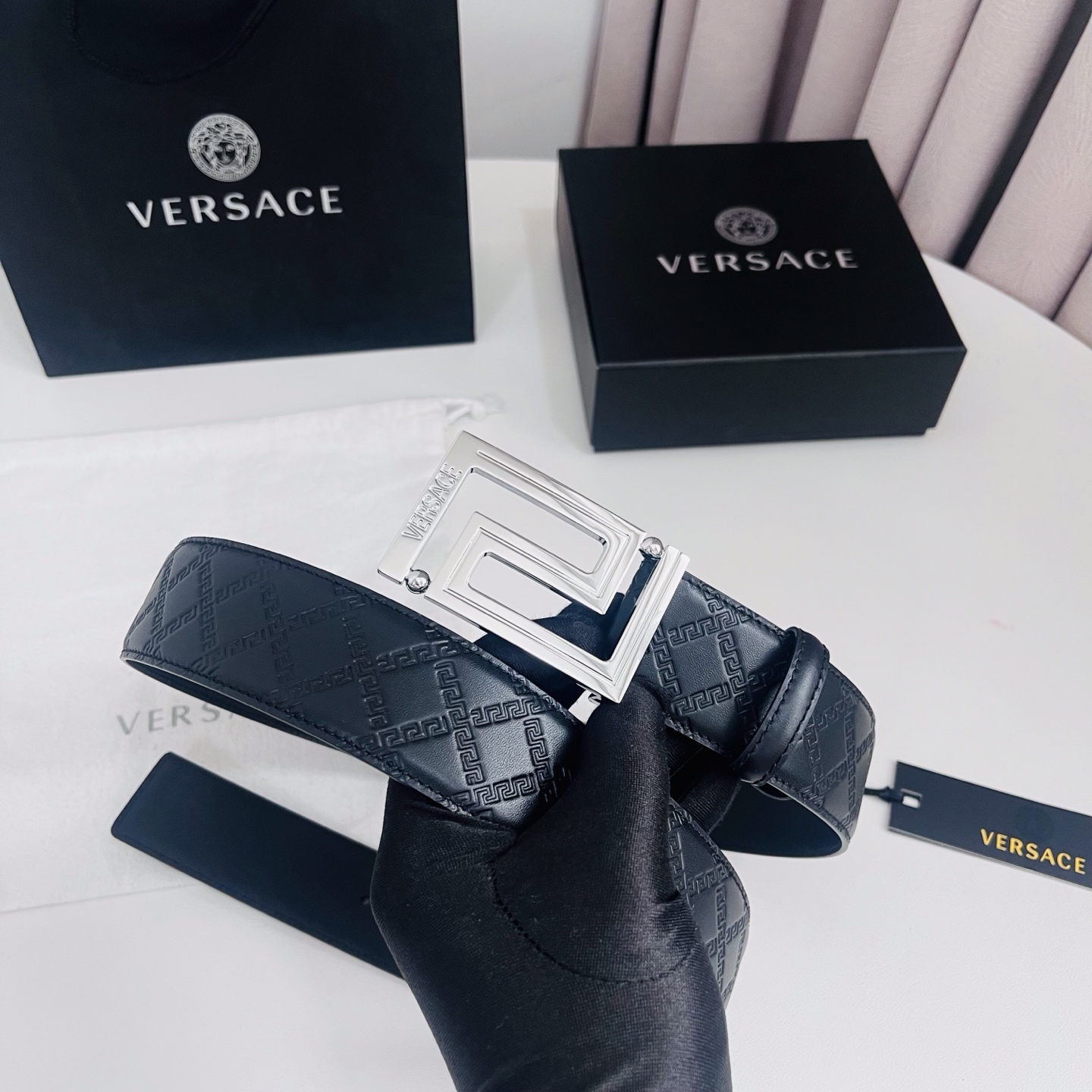 versace范思哲，此款希腊回纹压花腰带配有醒目的美杜莎头像搭扣，可为任何造型增添几分立体雅致效果。4