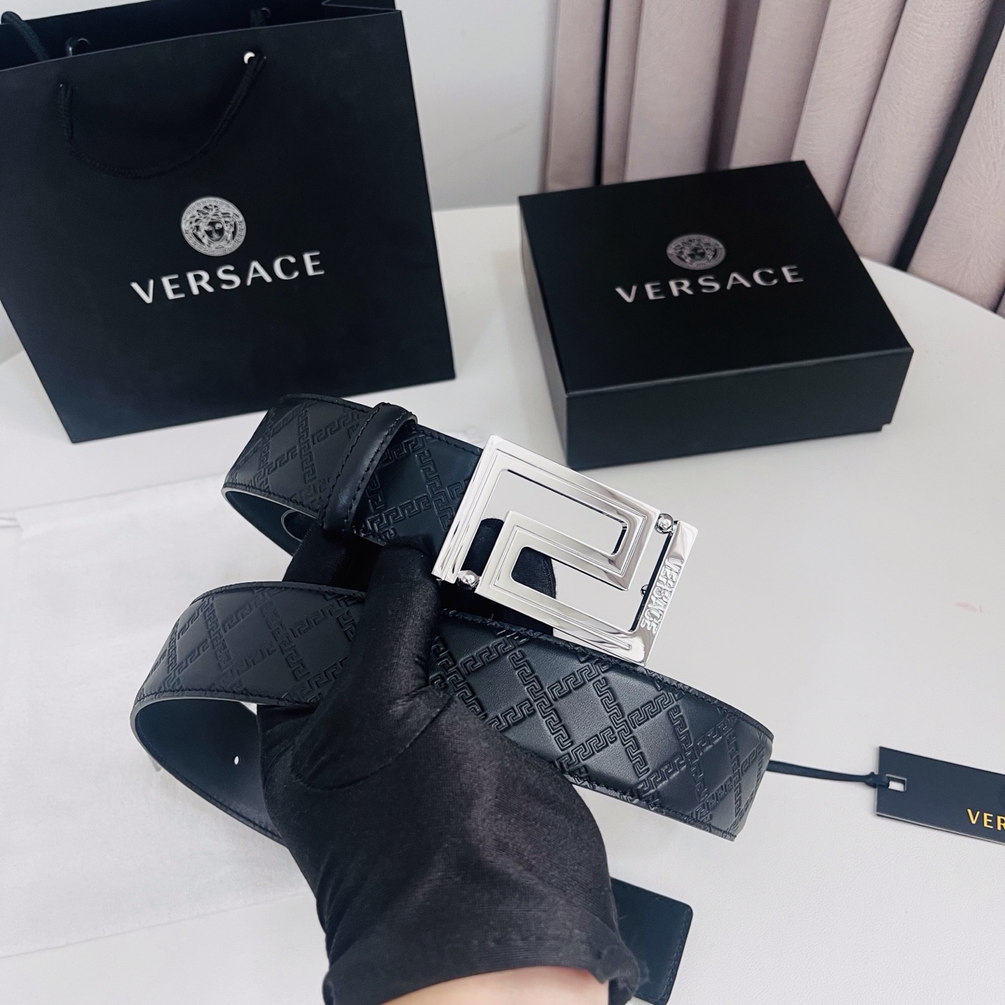 versace范思哲，此款希腊回纹压花腰带配有醒目的美杜莎头像搭扣，可为任何造型增添几分立体雅致效果。4