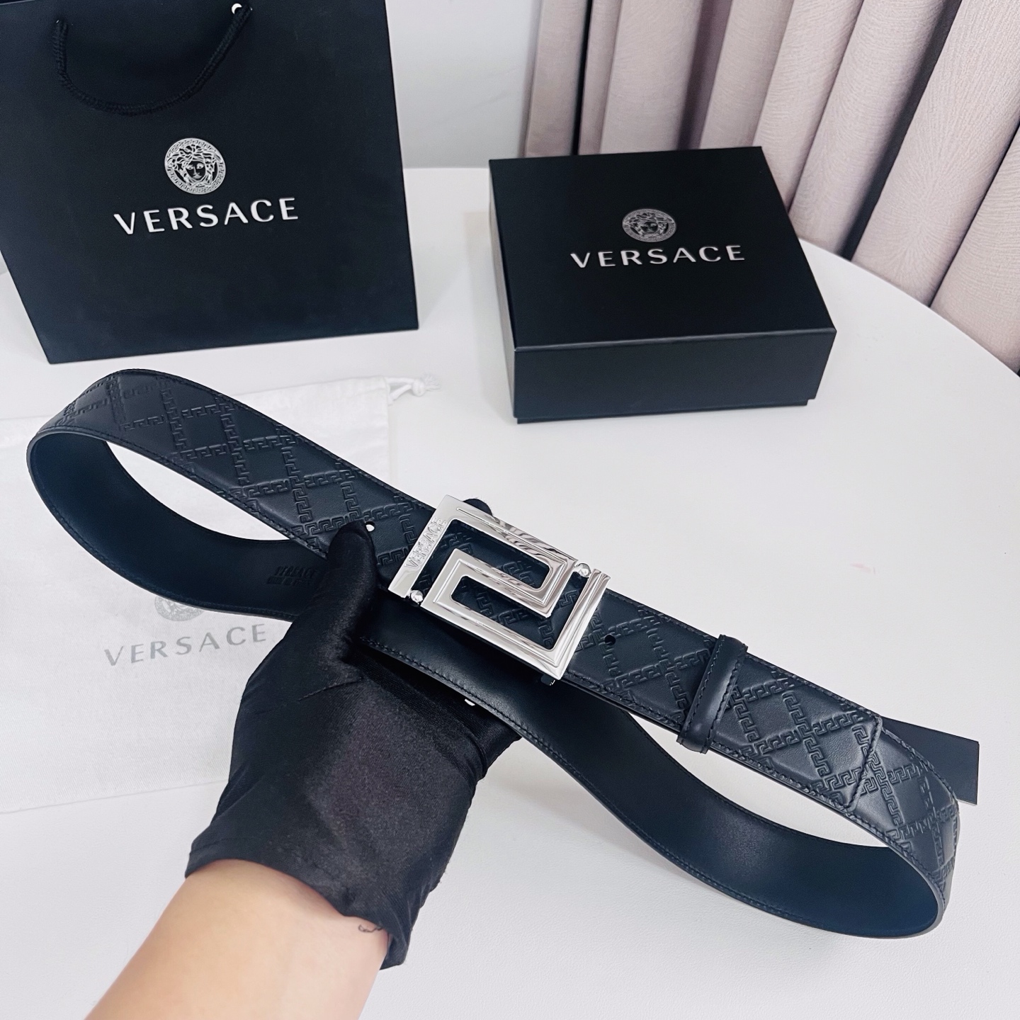 versace范思哲，此款希腊回纹压花腰带配有醒目的美杜莎头像搭扣，可为任何造型增添几分立体雅致效果。4