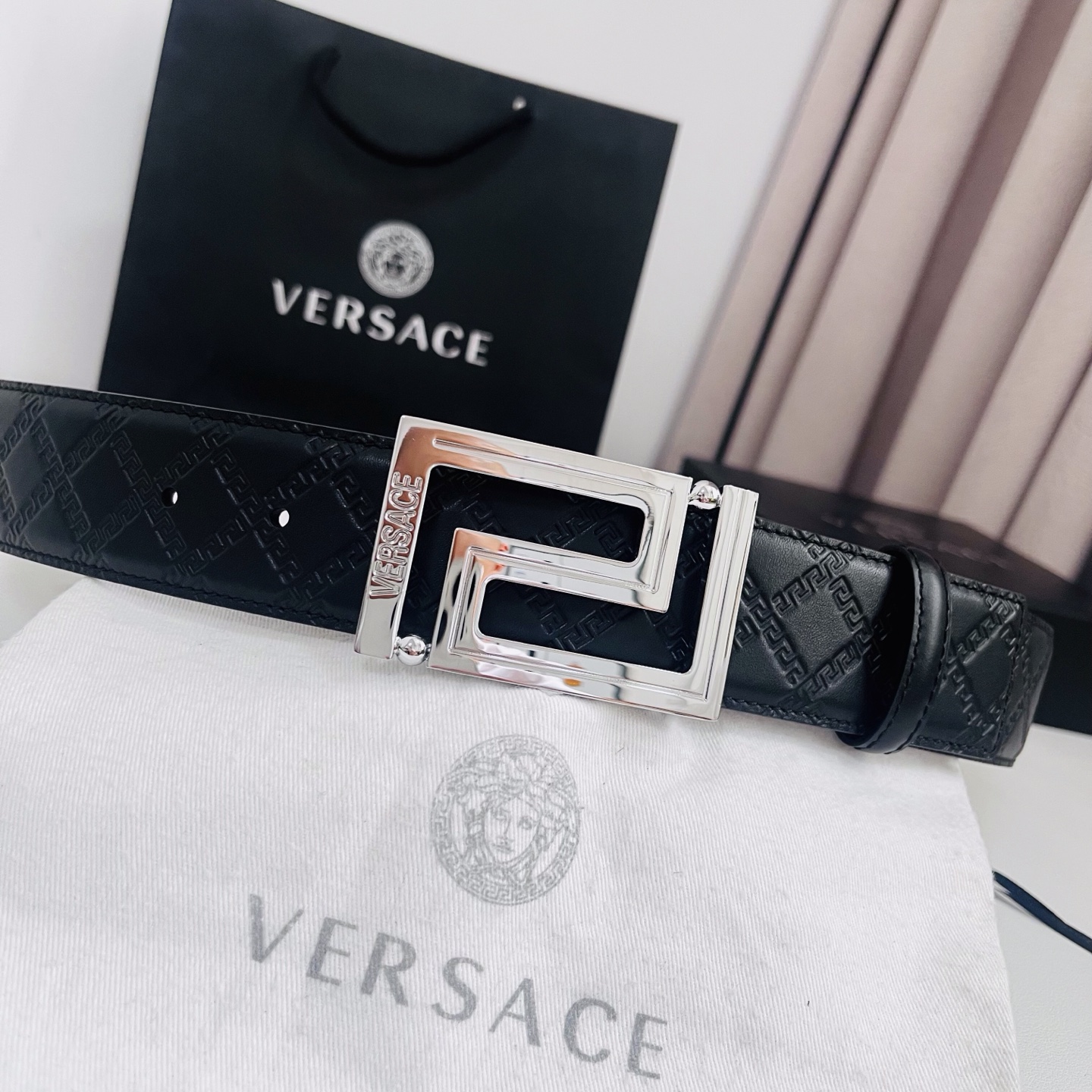 versace范思哲，此款希腊回纹压花腰带配有醒目的美杜莎头像搭扣，可为任何造型增添几分立体雅致效果。4