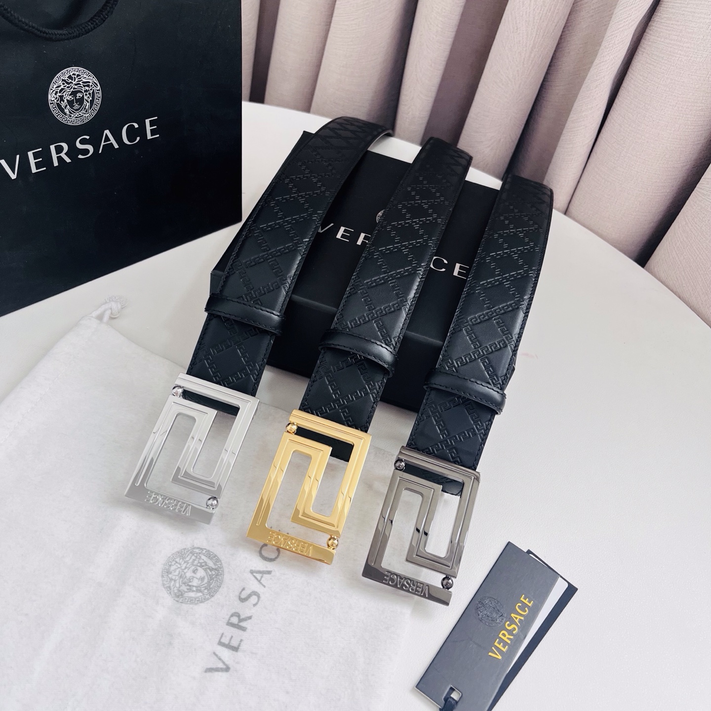 versace范思哲，此款希腊回纹压花腰带配有醒目的美杜莎头像搭扣，可为任何造型增添几分立体雅致效果。4