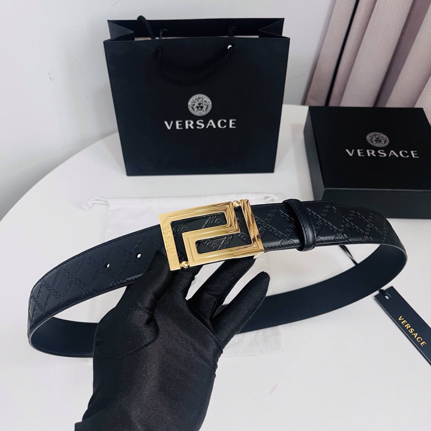 versace范思哲，此款希腊回纹压花腰带配有醒目的美杜莎头像搭扣，可为任何造型增添几分立体雅致效果。4