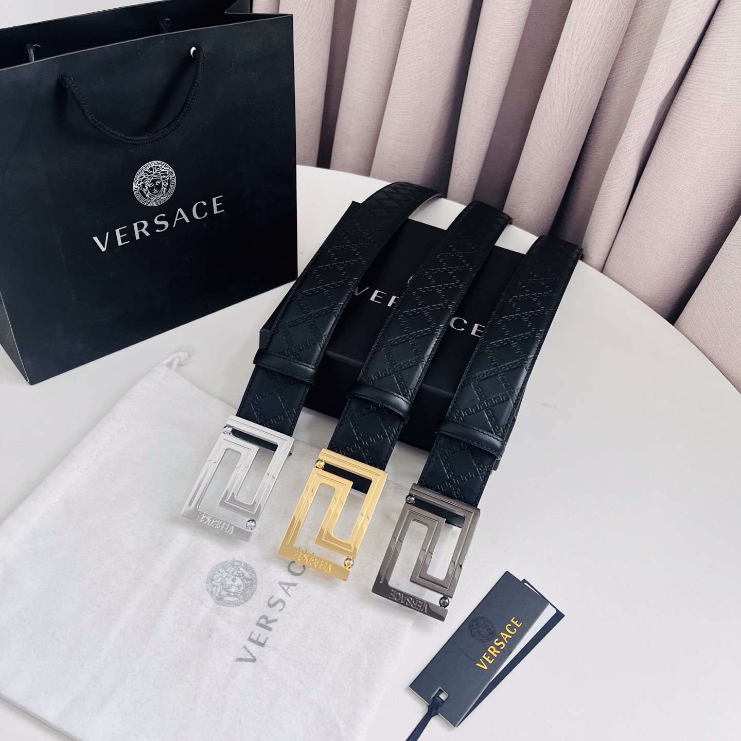 versace范思哲，此款希腊回纹压花腰带配有醒目的美杜莎头像搭扣，可为任何造型增添几分立体雅致效果。4