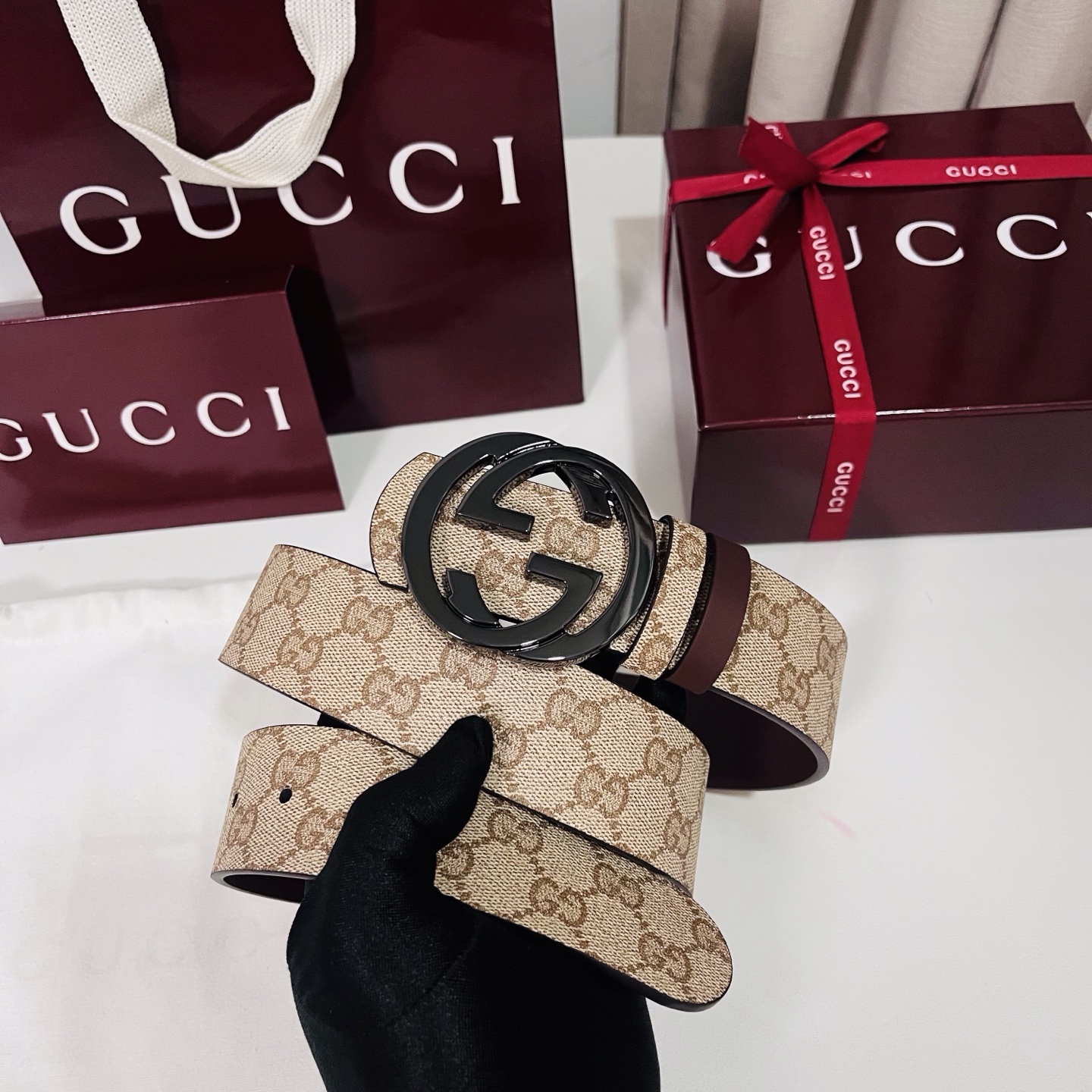 新款 Generation Gucci古驰世代系列深入探索品牌的典藏元素，将不同世代的设计融合为统一的美