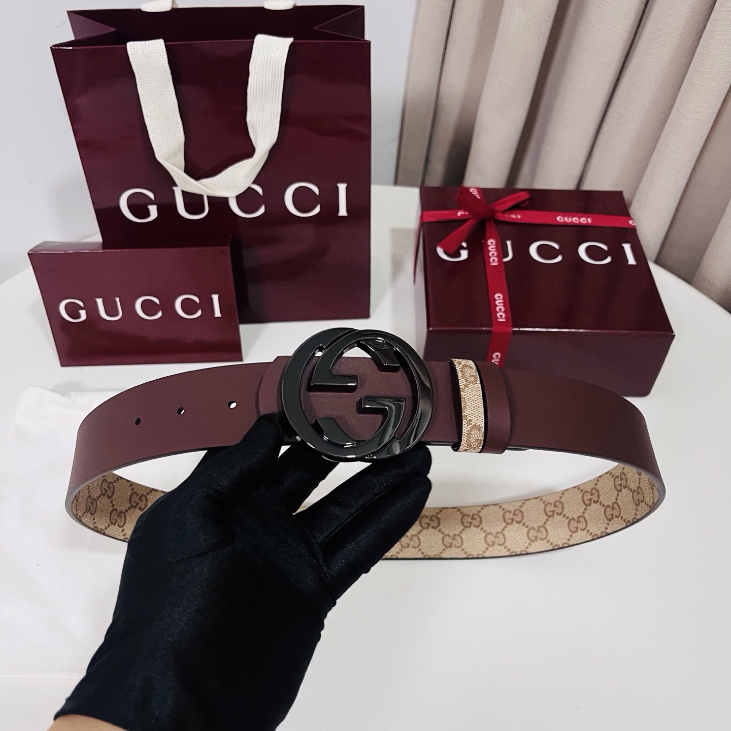 新款 Generation Gucci古驰世代系列深入探索品牌的典藏元素，将不同世代的设计融合为统一的美