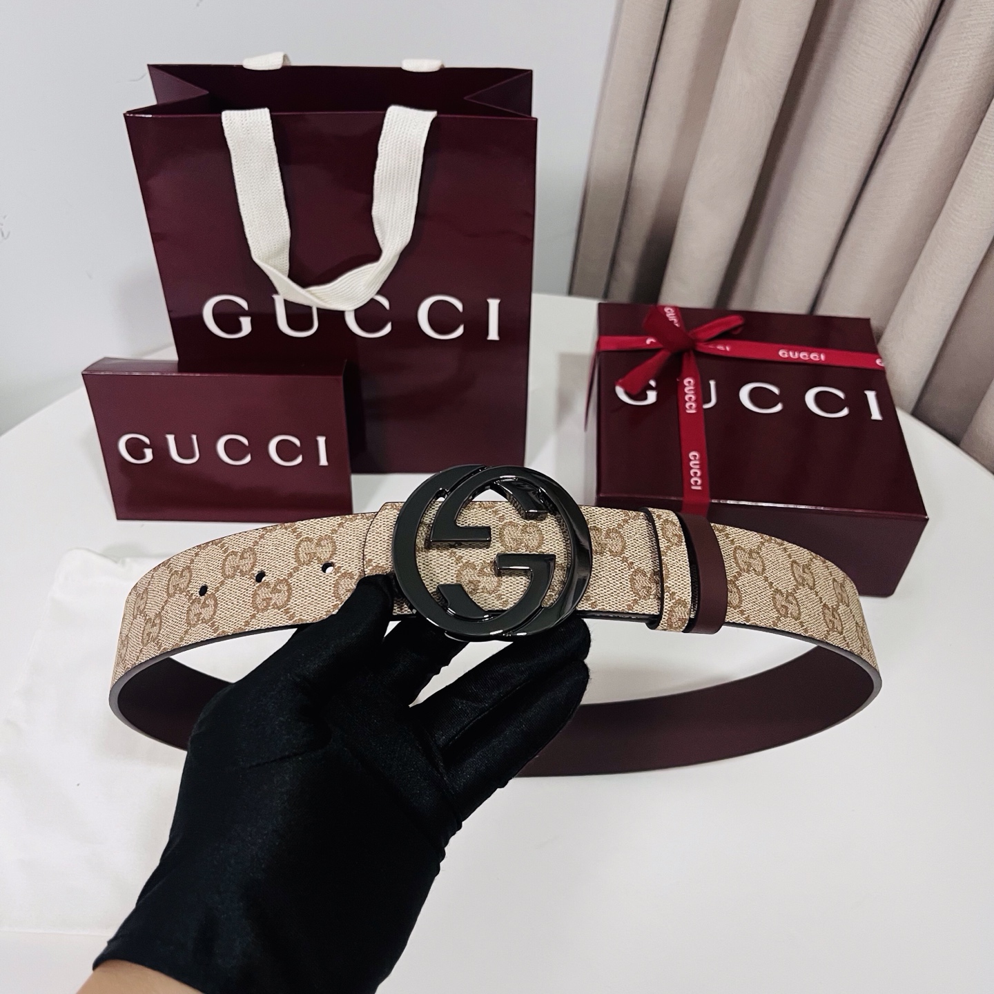 新款 Generation Gucci古驰世代系列深入探索品牌的典藏元素，将不同世代的设计融合为统一的美