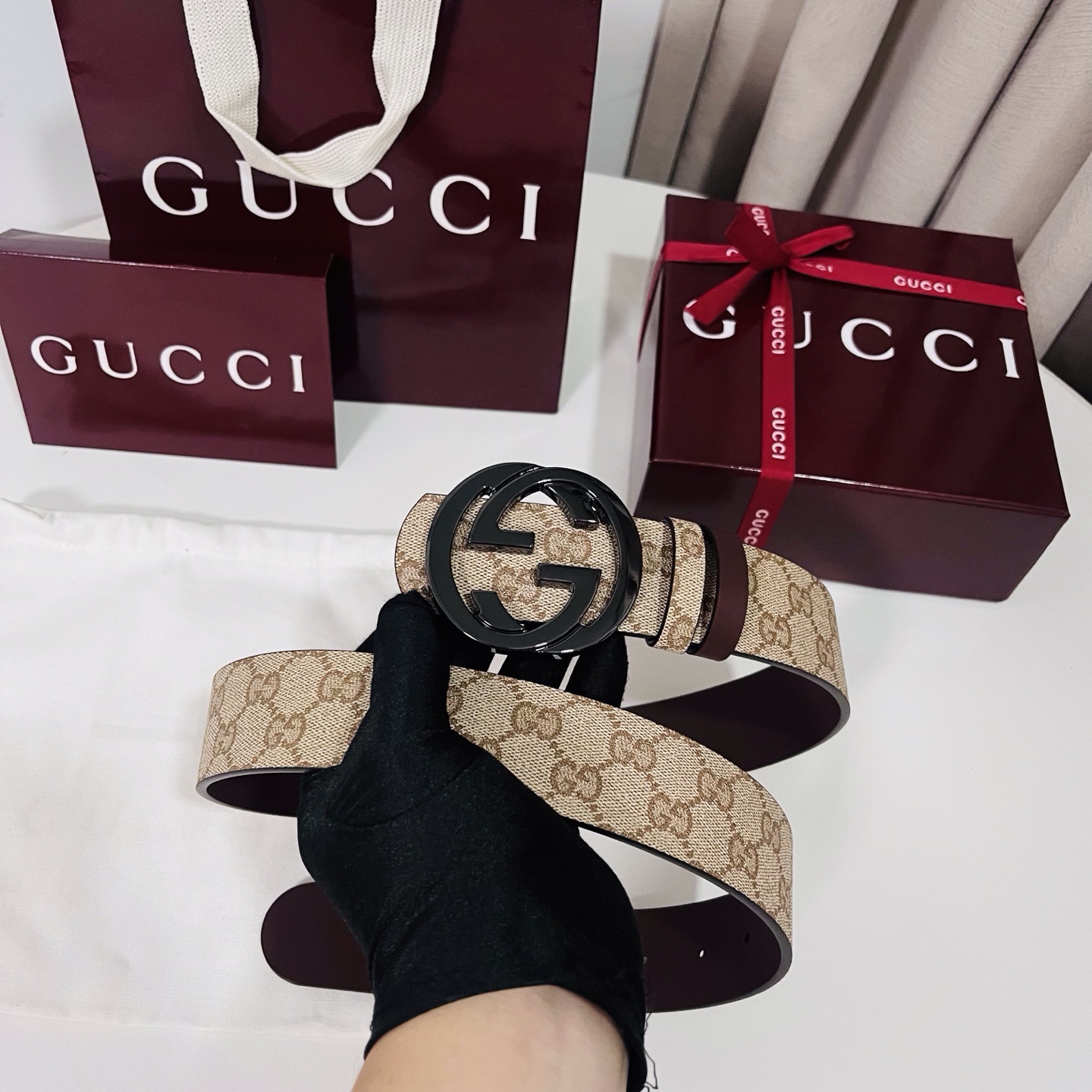 新款 Generation Gucci古驰世代系列深入探索品牌的典藏元素，将不同世代的设计融合为统一的美