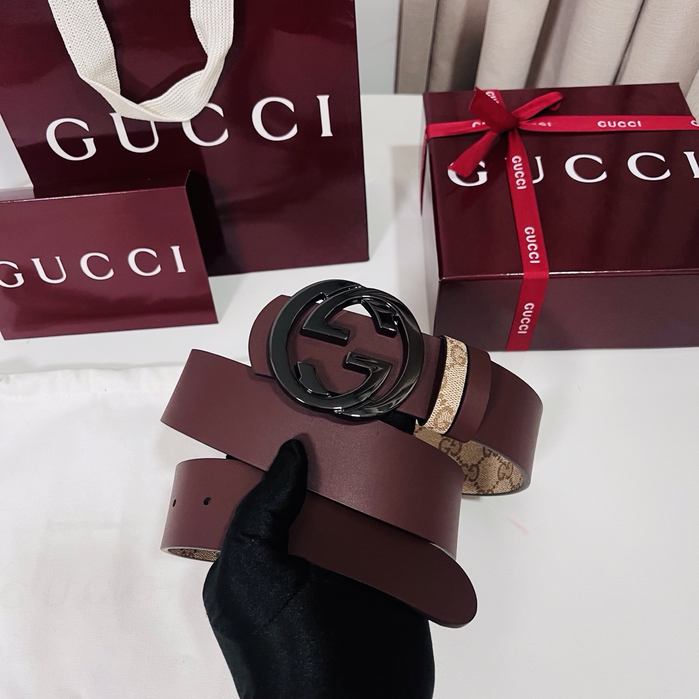 新款 Generation Gucci古驰世代系列深入探索品牌的典藏元素，将不同世代的设计融合为统一的美
