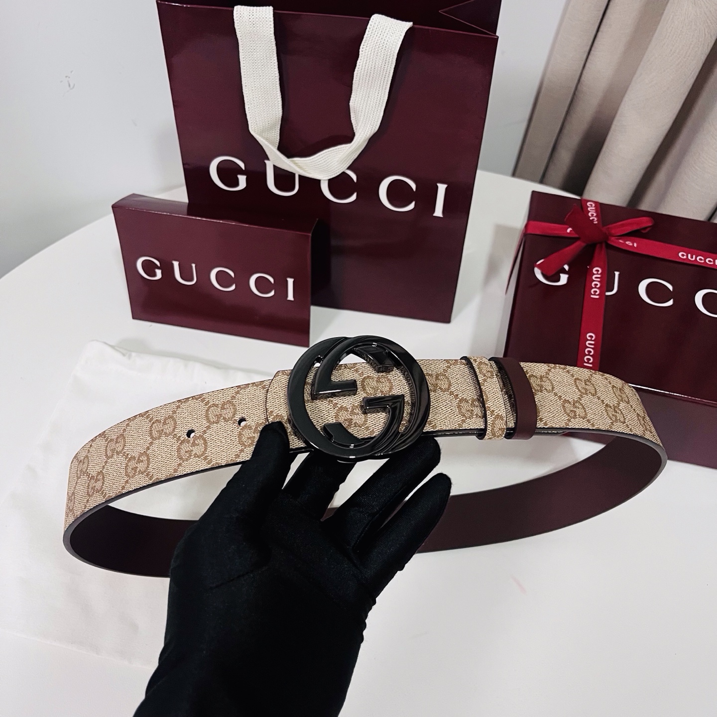 新款 Generation Gucci古驰世代系列深入探索品牌的典藏元素，将不同世代的设计融合为统一的美