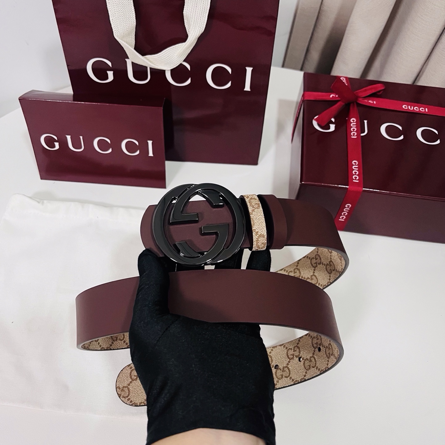 新款 Generation Gucci古驰世代系列深入探索品牌的典藏元素，将不同世代的设计融合为统一的美