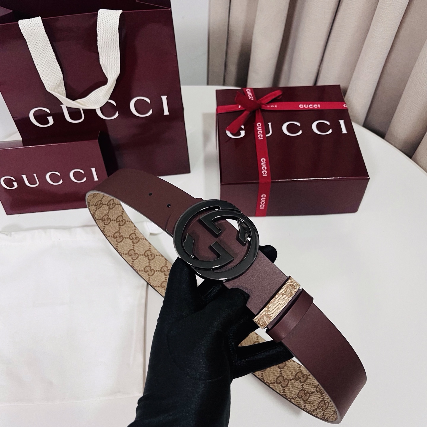 新款 Generation Gucci古驰世代系列深入探索品牌的典藏元素，将不同世代的设计融合为统一的美