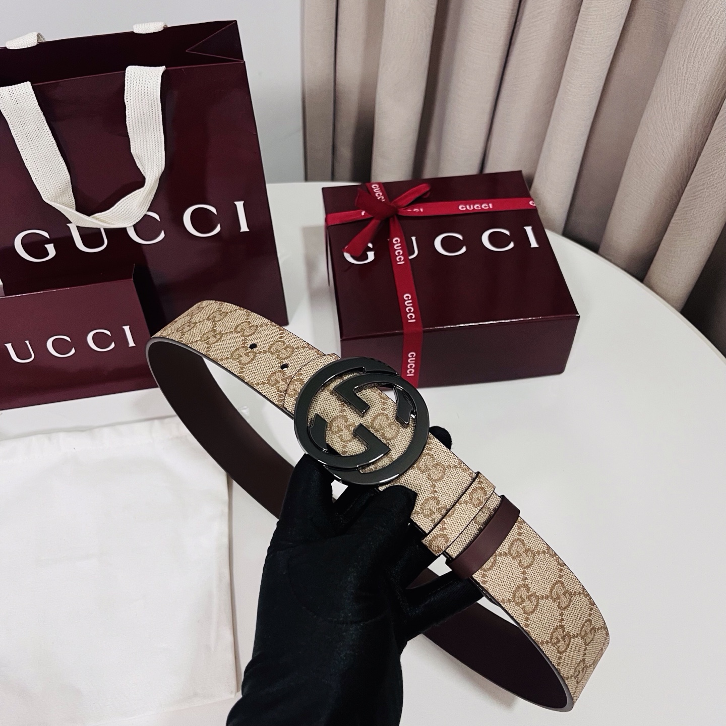 新款 Generation Gucci古驰世代系列深入探索品牌的典藏元素，将不同世代的设计融合为统一的美